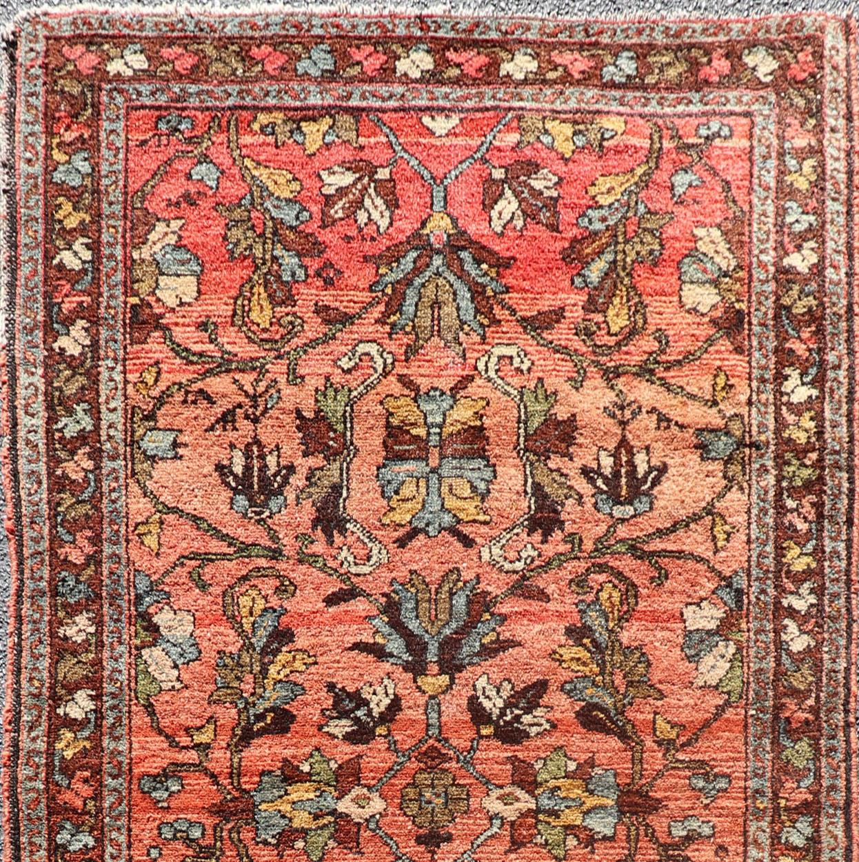 Tapis ancien de Hamadan à motif sub floral all-over R20-1008, pays d'origine / Hamadan, circa 1920.

Ce magnifique Hamadan présente une belle coloration, avec des tons d'orange, de jaune et de brun chocolat. La bordure est constituée d'un motif