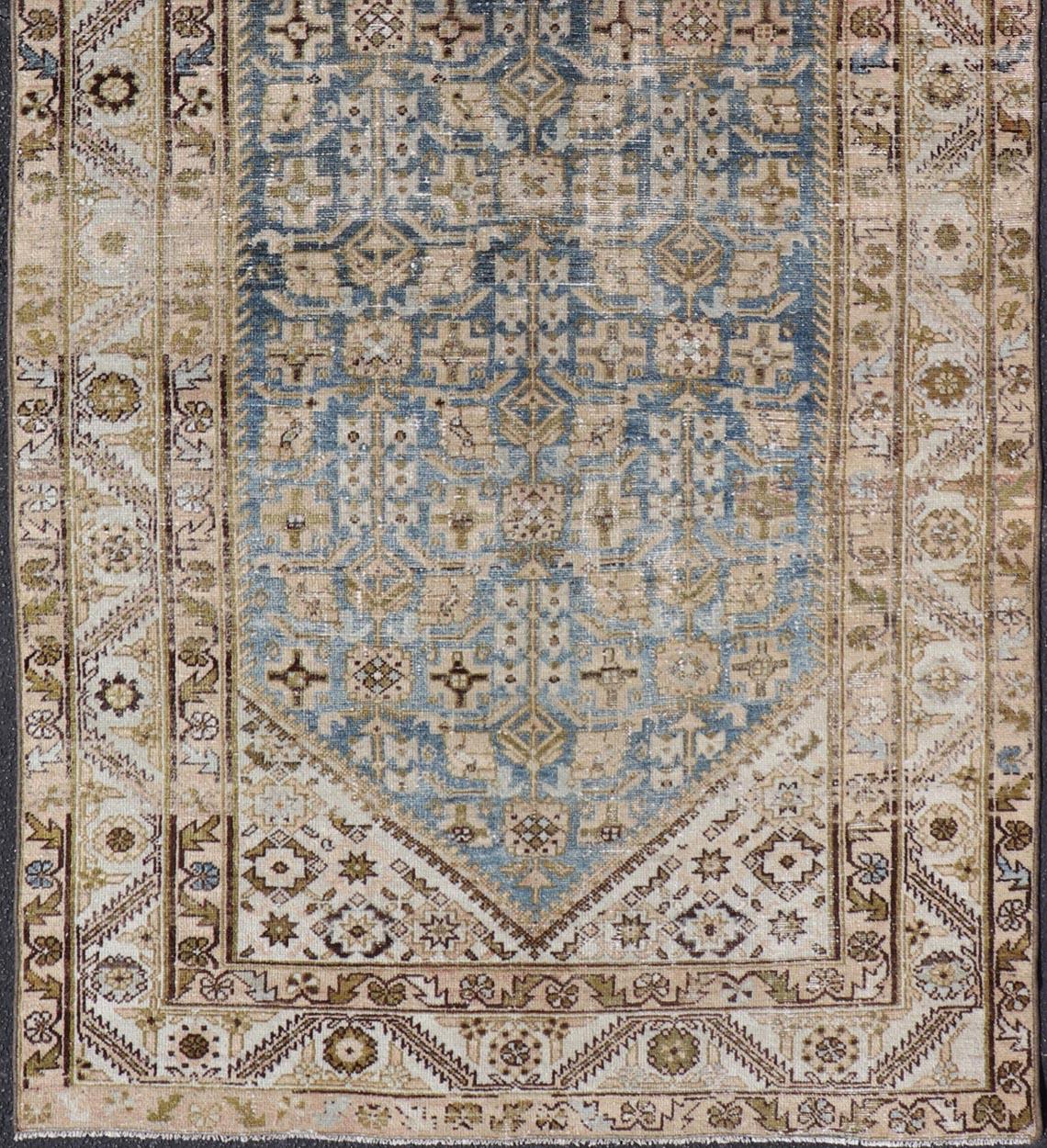 Maße: 4'11 x 11'5 

Antiker persischer Hamadan-Galerie-Teppich mit blauem und Allover-Design 4'11 x 11'5. Keivan Woven Arts/ teppich/PTA-21020, Herkunftsland / Art: Iran / Hamadan, um 1930.

Antiker persischer Hamadan-Galerie-Teppich mit einem