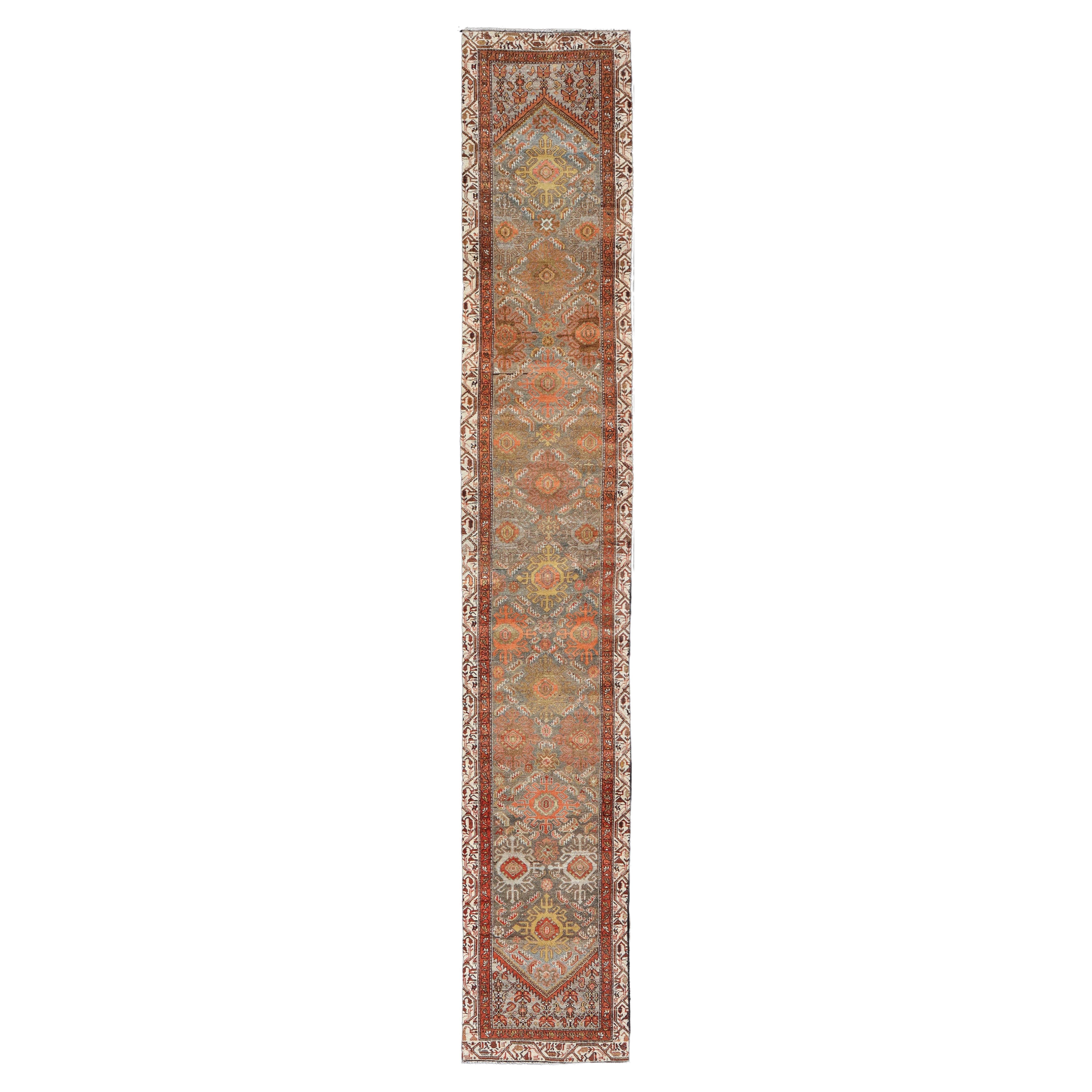 Long tapis de couloir persan ancien Hamadan dans les tons marron, gris et terreux