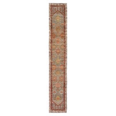 Long tapis de couloir persan ancien Hamadan dans les tons marron, gris et terreux