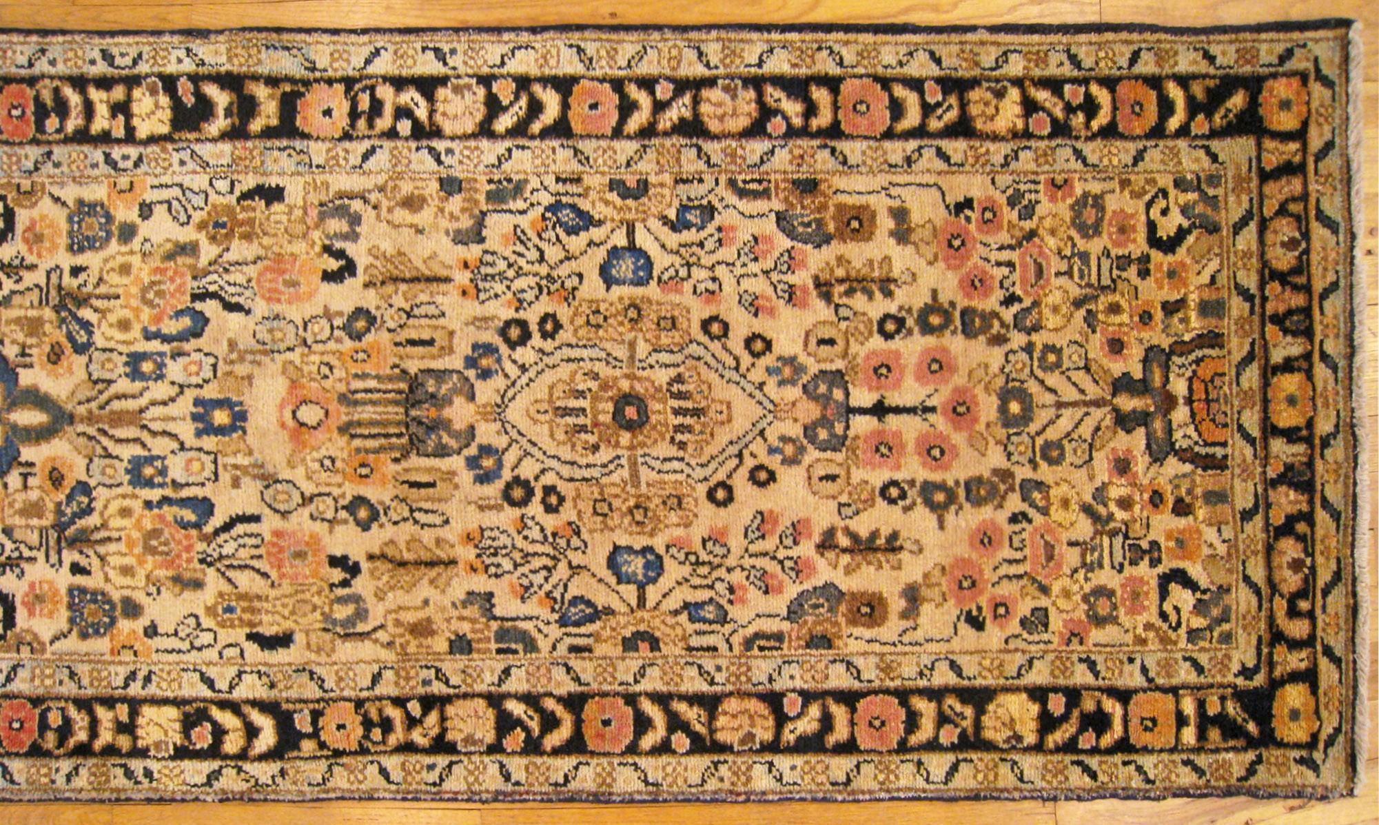 Noué à la main Tapis oriental persan antique Hamadan:: en taille Runner:: avec des couleurs douces & Foliate en vente
