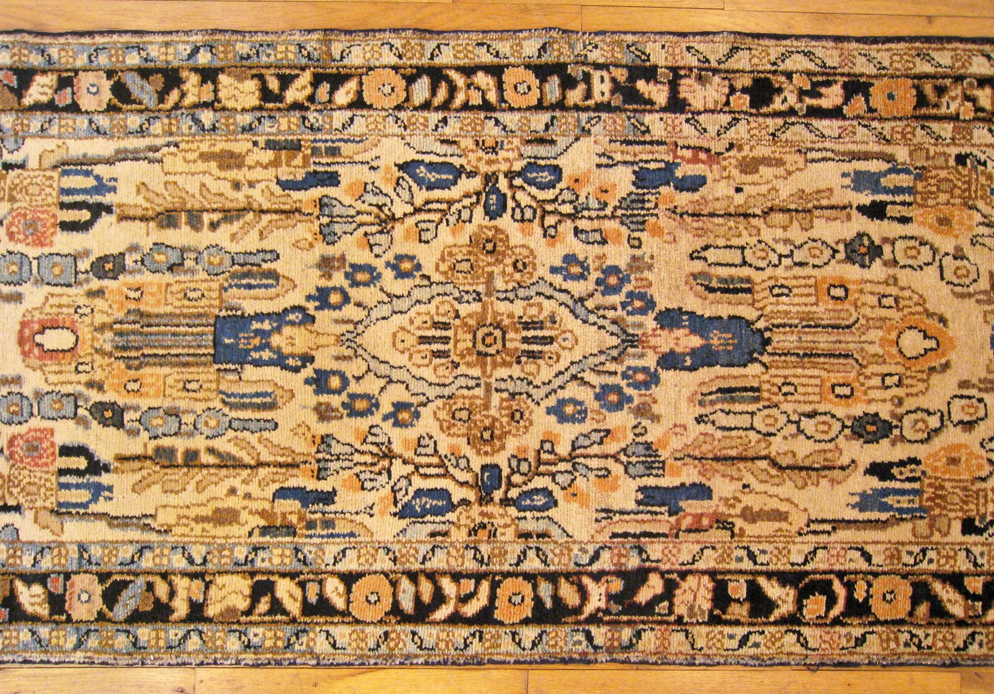 Milieu du XXe siècle Tapis oriental persan antique Hamadan:: en taille Runner:: avec des couleurs douces & Foliate en vente