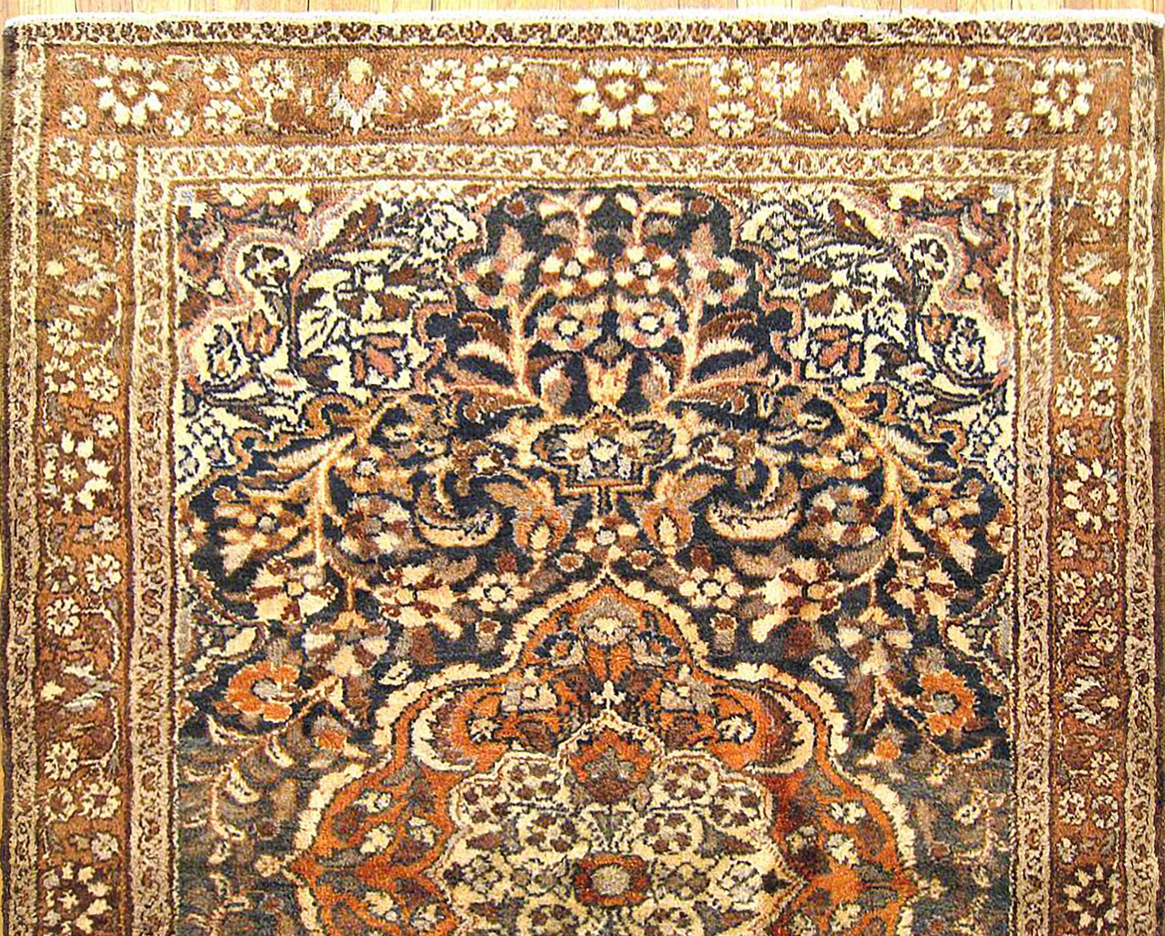 Antique Persian Hamadan Oriental Rug, in Small Size, w/ Central Medallion In Good Condition For Sale In New York, NY