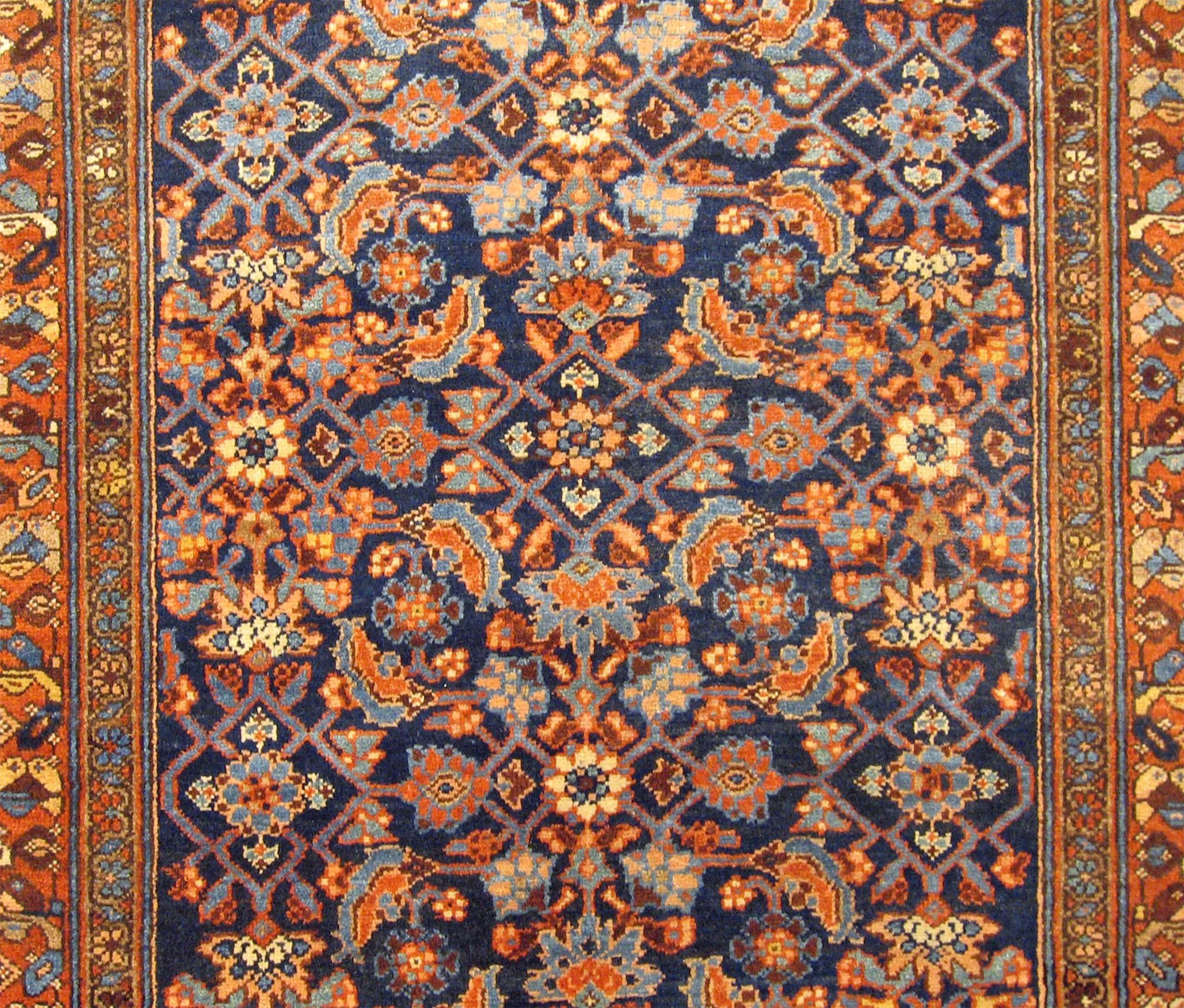 Noué à la main Tapis persan ancien de Hamadan Oriental, de petite taille, avec motif Herati en vente