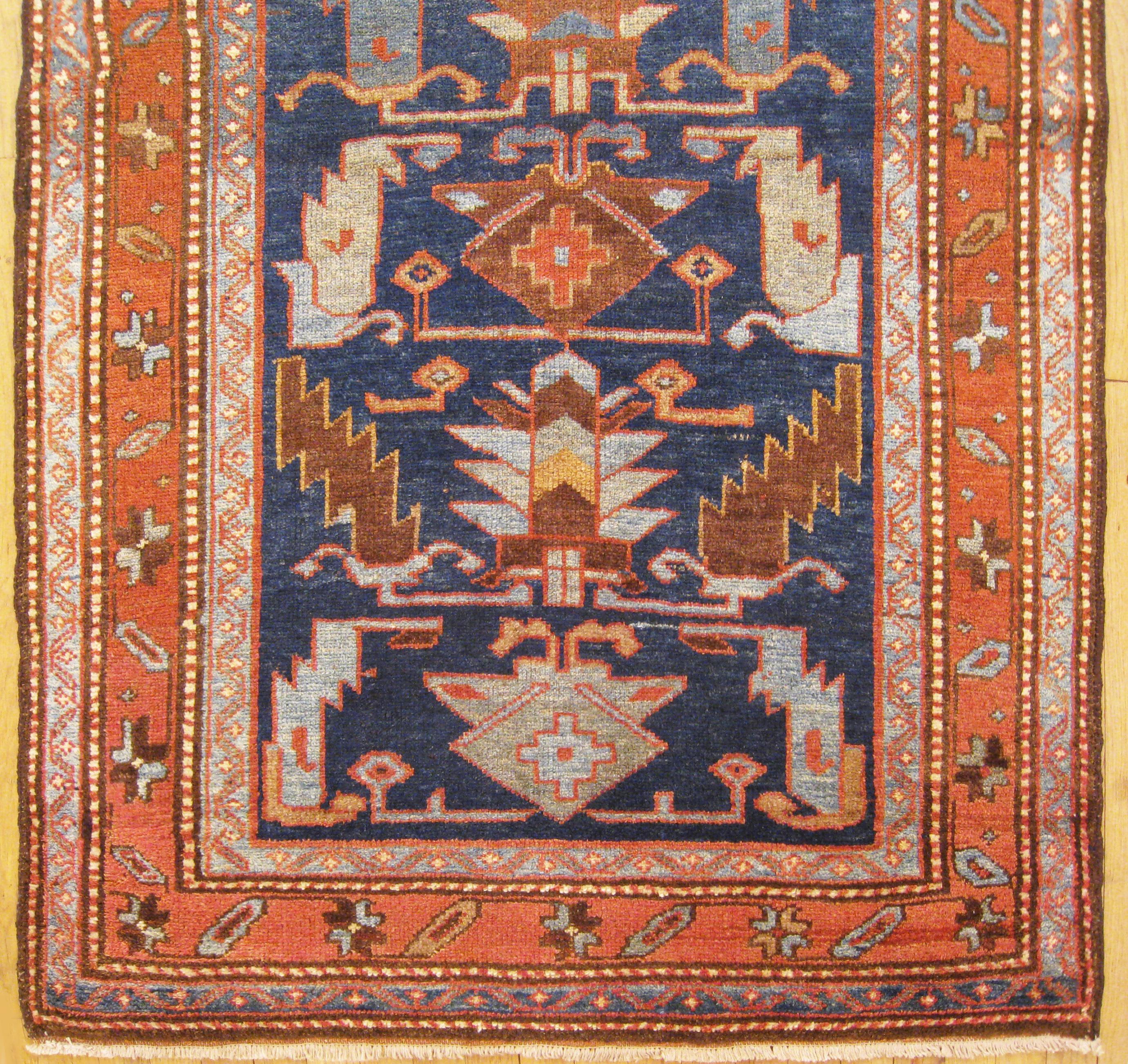 Perse Tapis persan oriental ancien de Hamadan, de petite taille, design géométrique et tons terreux en vente