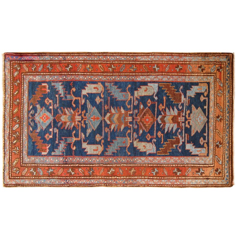 Antiker persischer Hamadan- Orientteppich, kleine Größe, geometrisches  Design und Erdtöne, antik im Angebot bei 1stDibs