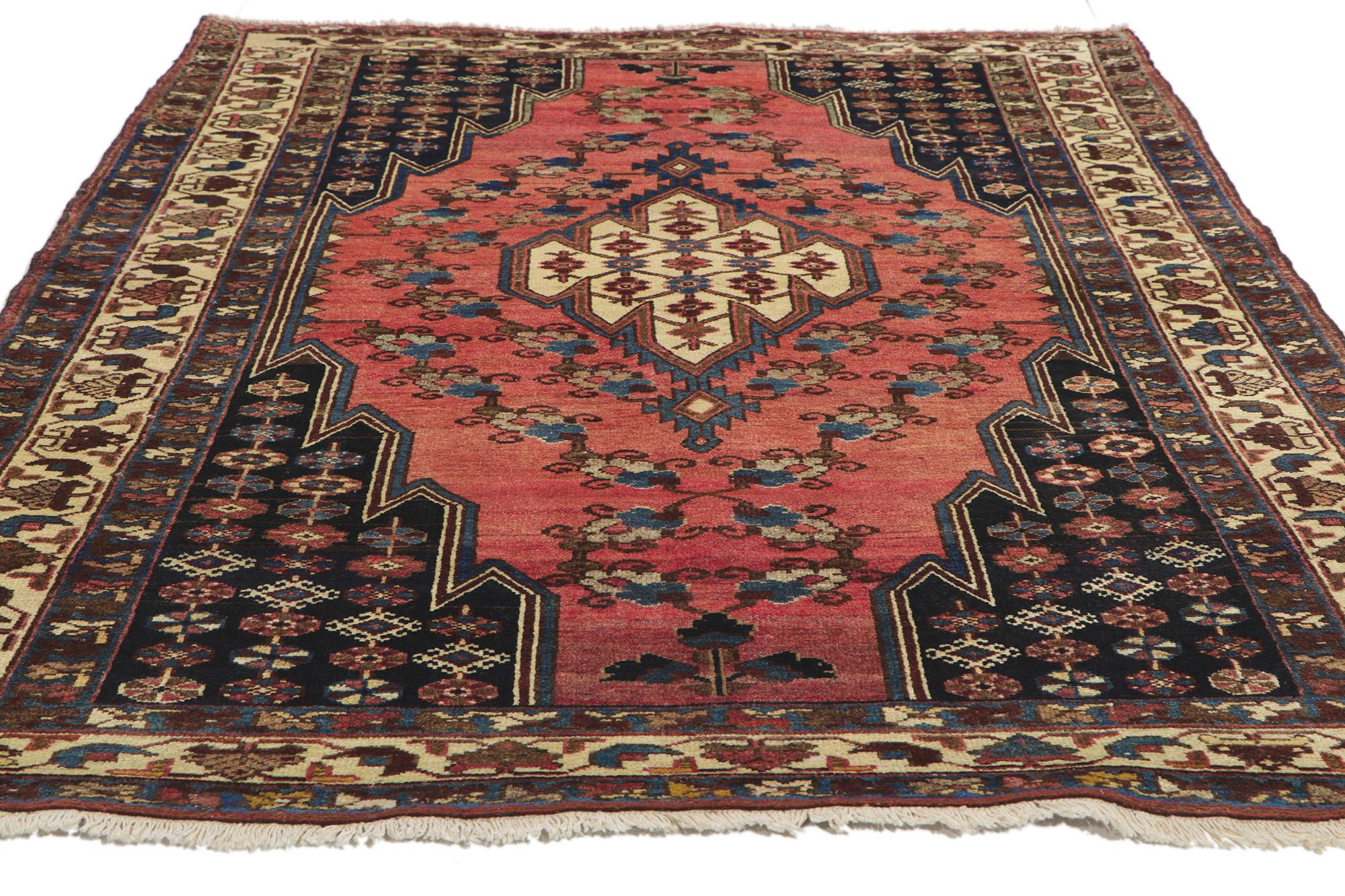 Antiker persischer Hamadan-Teppich, Midcentury Modern Meets Stammeskunst-Enchantment, antik (Malayer) im Angebot