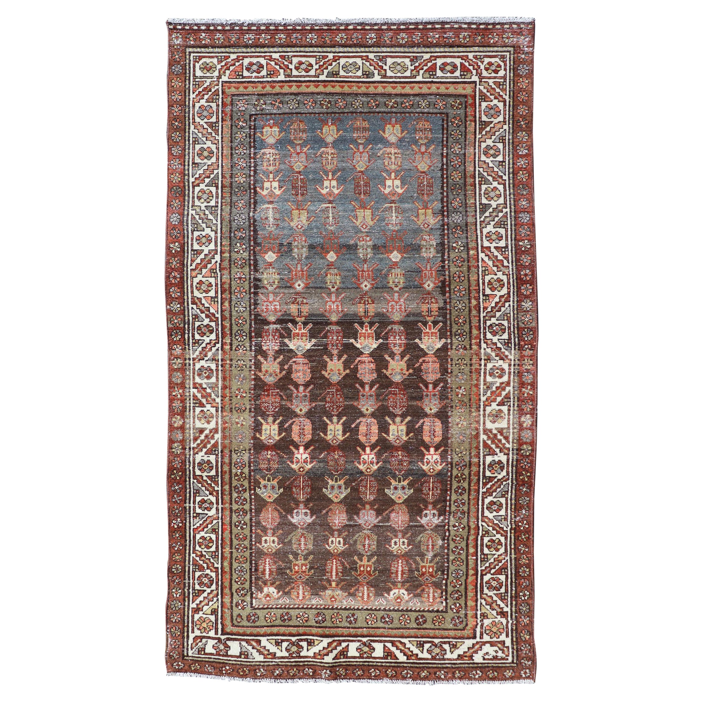 Tapis persan ancien Hamadan en laine avec motif tribal sub-géométrique sur toute sa surface
