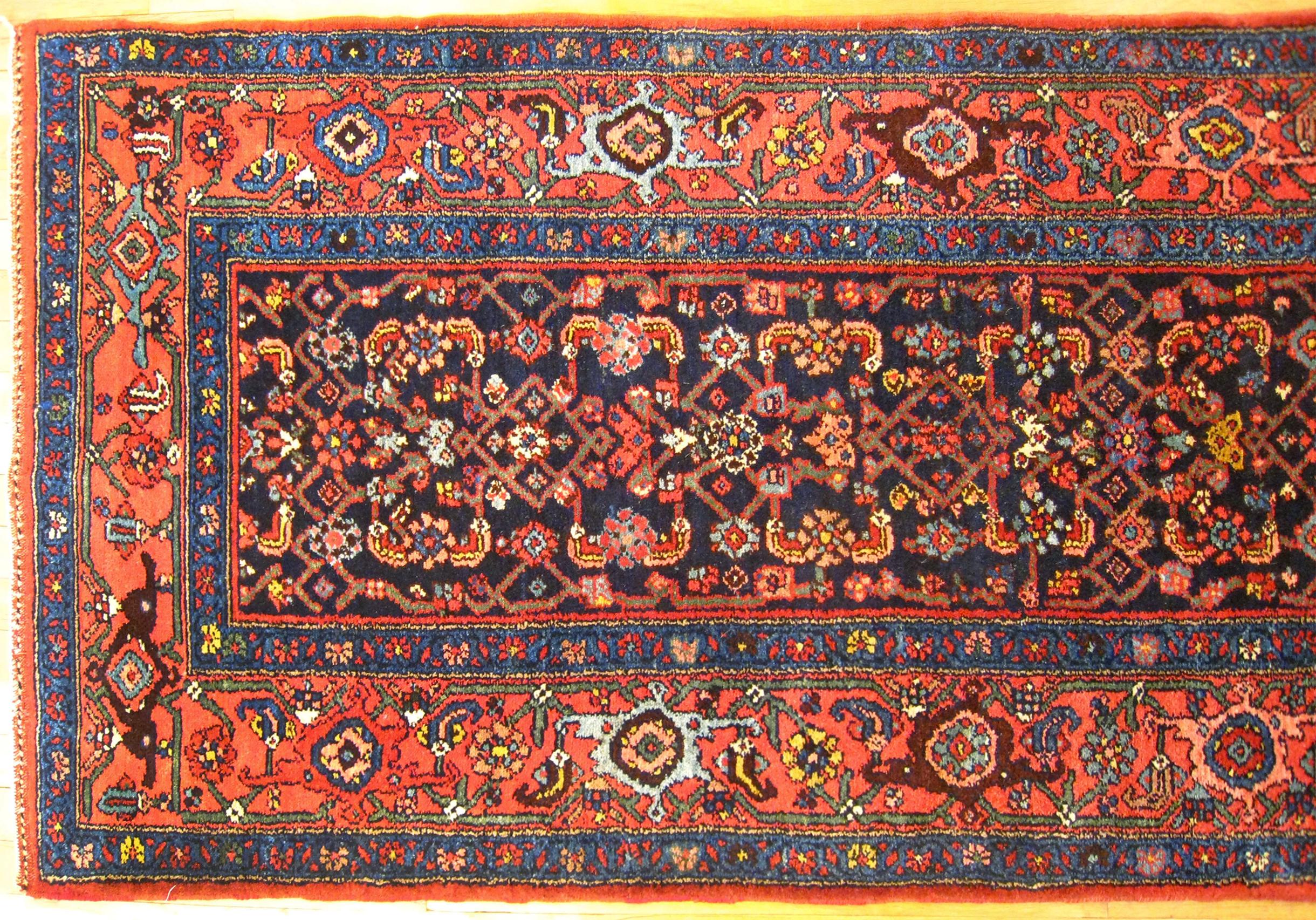 An antique Persian Hamadan decorative oriental carpet, in runner size, size 9'8
