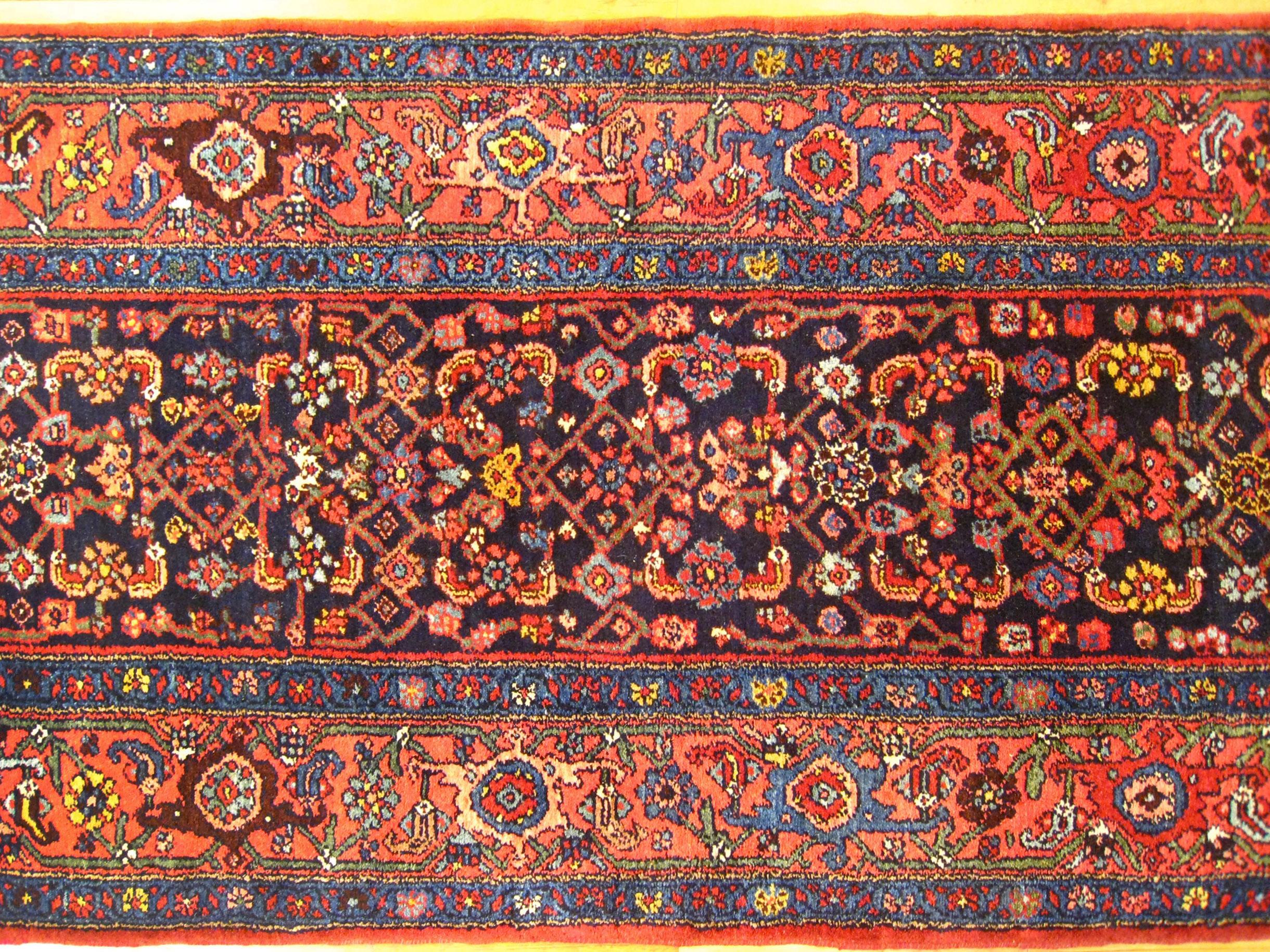 Perse Tapis persan antique Hamadan, taille tapis de couloir avec motif Herati répété et poil épais en vente
