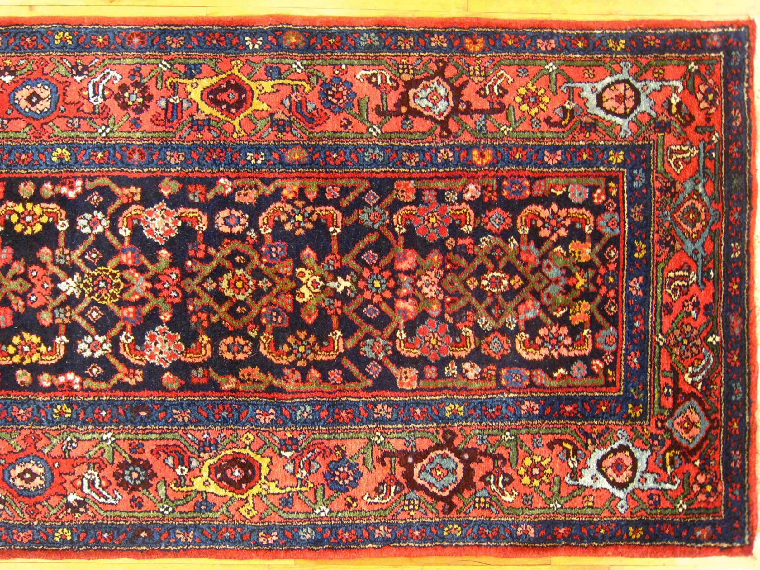 Noué à la main Tapis persan antique Hamadan, taille tapis de couloir avec motif Herati répété et poil épais en vente