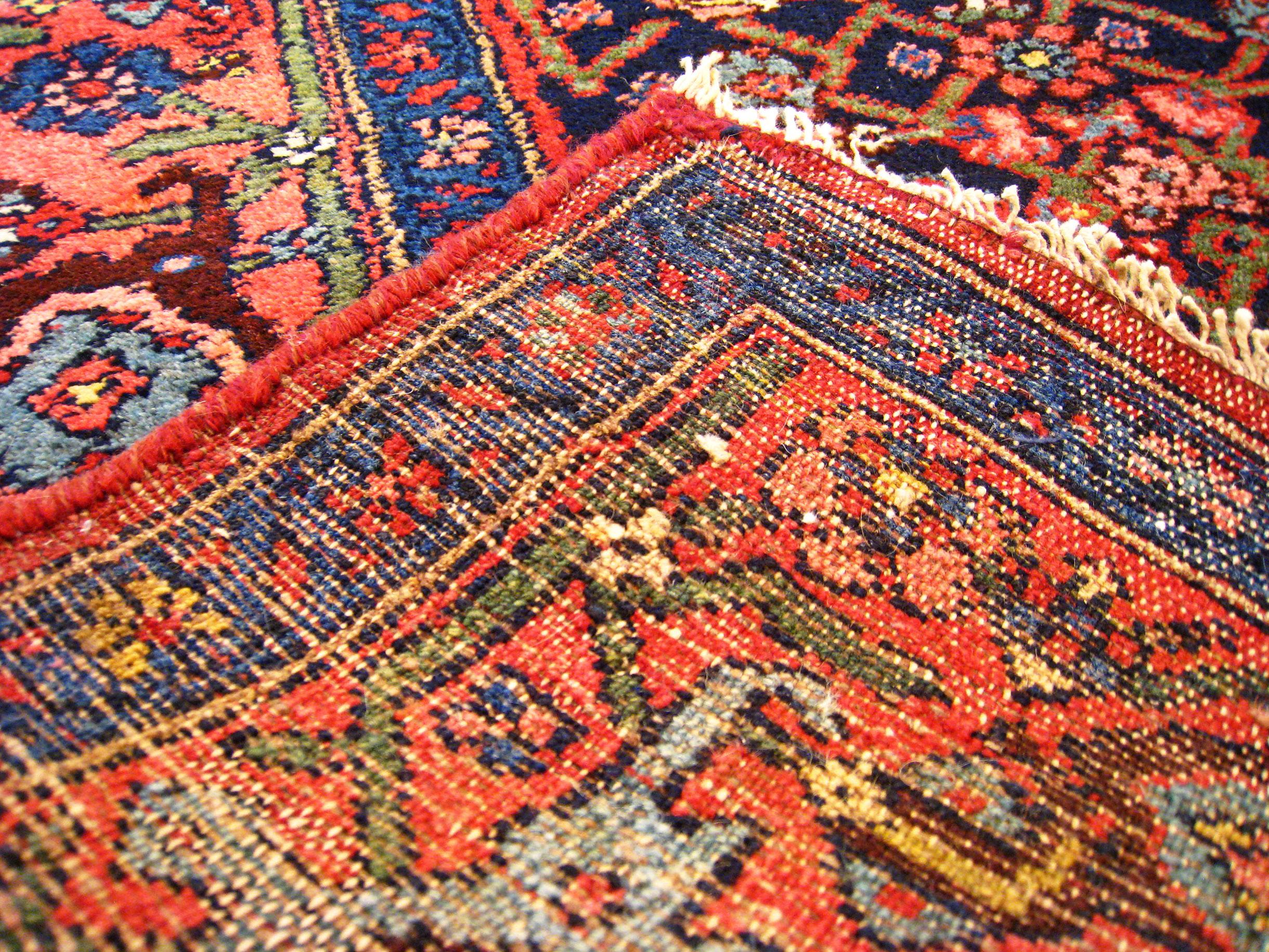 Antiker persischer Hamadan-Teppich, Läufer, Größe Runner, mit wiederkehrendem Herati-Design und dicker Flor (Wolle) im Angebot