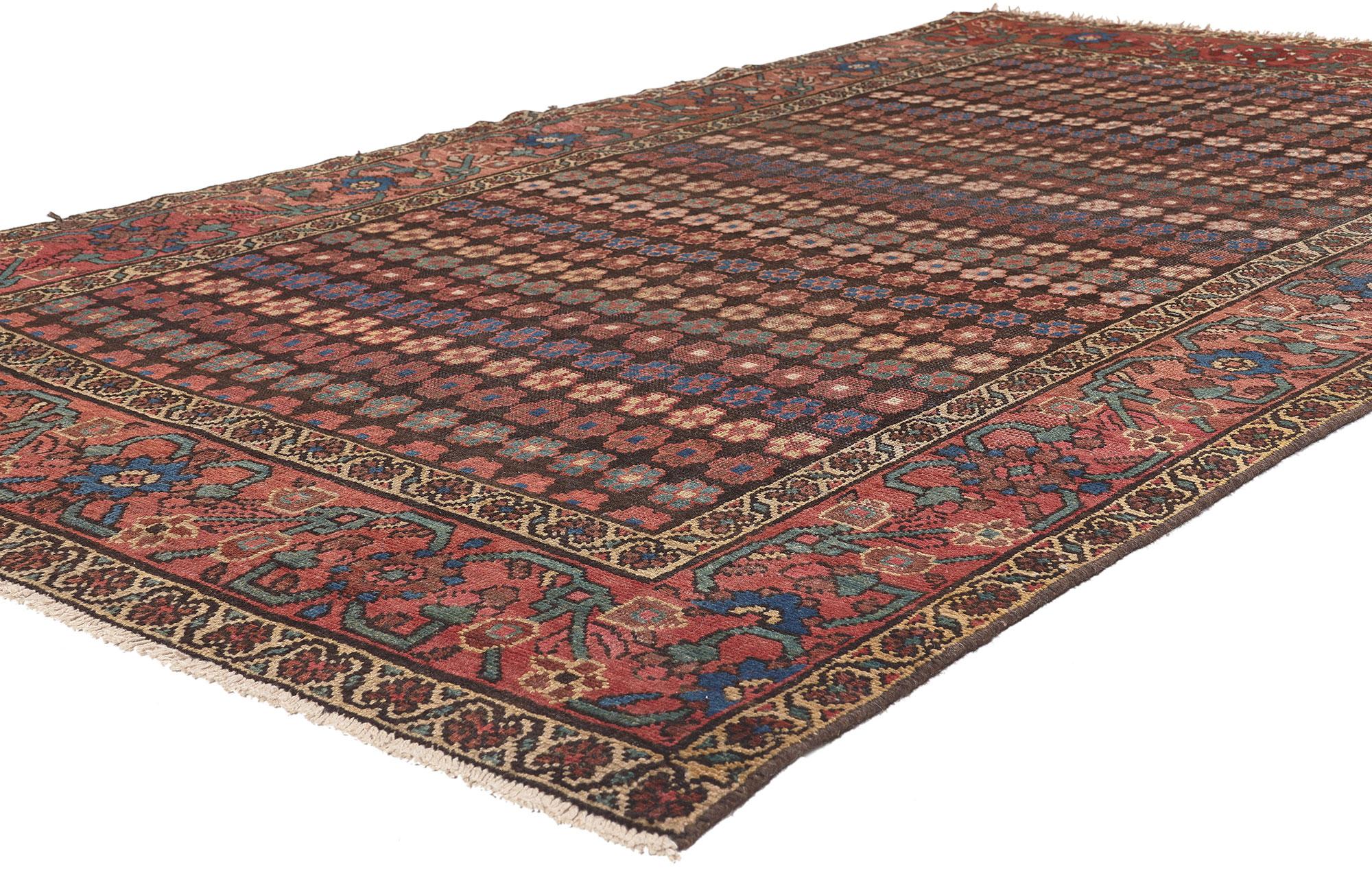 75253 Tapis antique persan Hamadan de style Arts and Crafts. Ce magnifique tapis persan Hamadan est orné de rangées répétées de fleurs stylisées de couleur azur, bisque et bordeaux sur un champ d'obsidienne, bordé d'une triple bordure de fleurs et