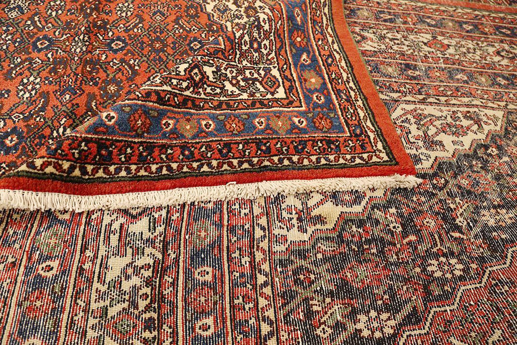 Tapis persan ancien tissé à la main à partir de la meilleure laine de mouton et coloré avec des teintures végétales entièrement naturelles, sans danger pour les humains et les animaux domestiques. Il s'agit d'un motif traditionnel de l'Hamedan, avec