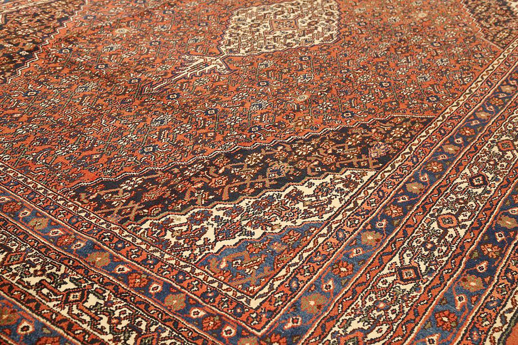 Islamique Tapis persan antique Hamadan avec détails floraux noirs et rouges sur fond ivoire