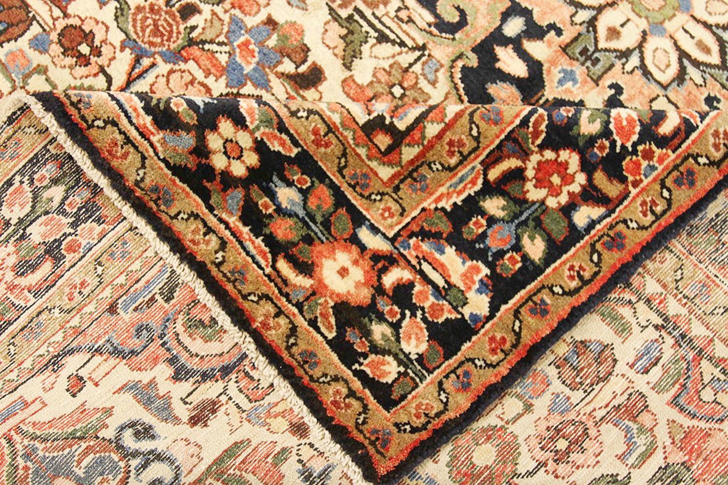 Antiker persischer Hamadan-Teppich mit blauen und grünen Blumendetails auf elfenbeinfarbenem Feld (Islamisch) im Angebot