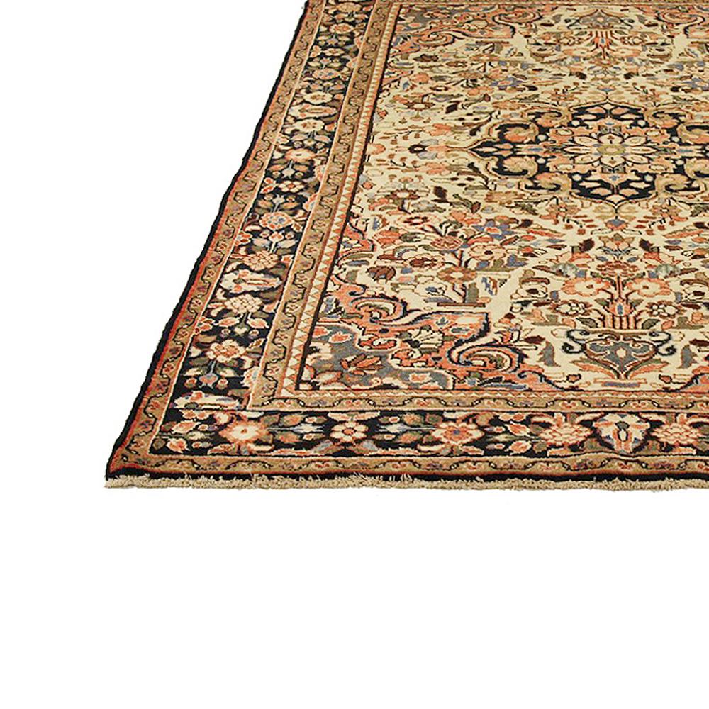 Antiker persischer Hamadan-Teppich mit blauen und grünen Blumendetails auf elfenbeinfarbenem Feld (Persisch) im Angebot