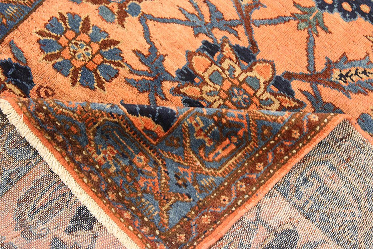 Antiker persischer Hamadan-Teppich mit blauen und braunen Blumendetails auf rosa Feld (Sonstiges) im Angebot
