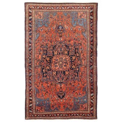 Ancien tapis persan Hamadan avec détails de fleurs bleues et rouges sur fond noir