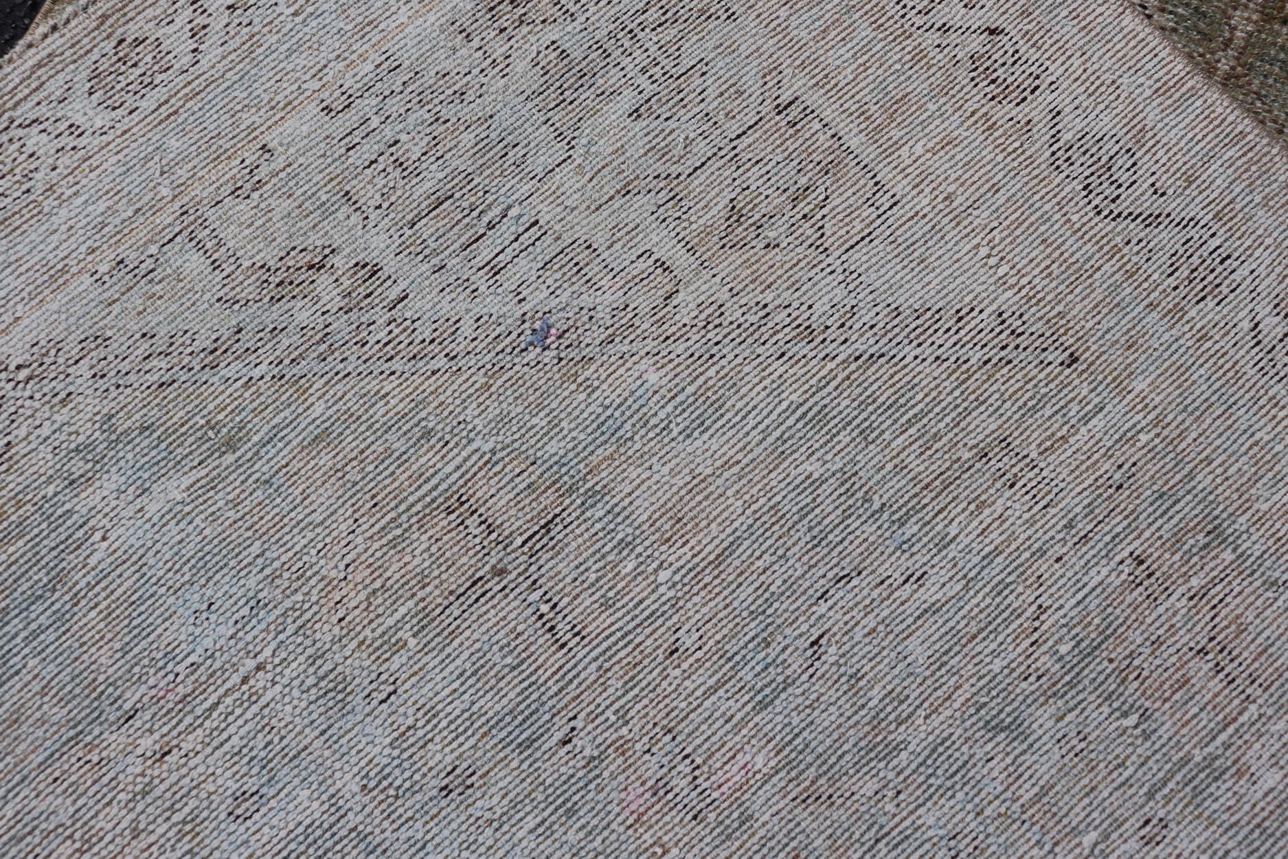 Antique Persian Hamadan Rug With Central Field with Geometric Motifs 4'3 x 6'3 In Good Condition For Sale In Atlanta, GA