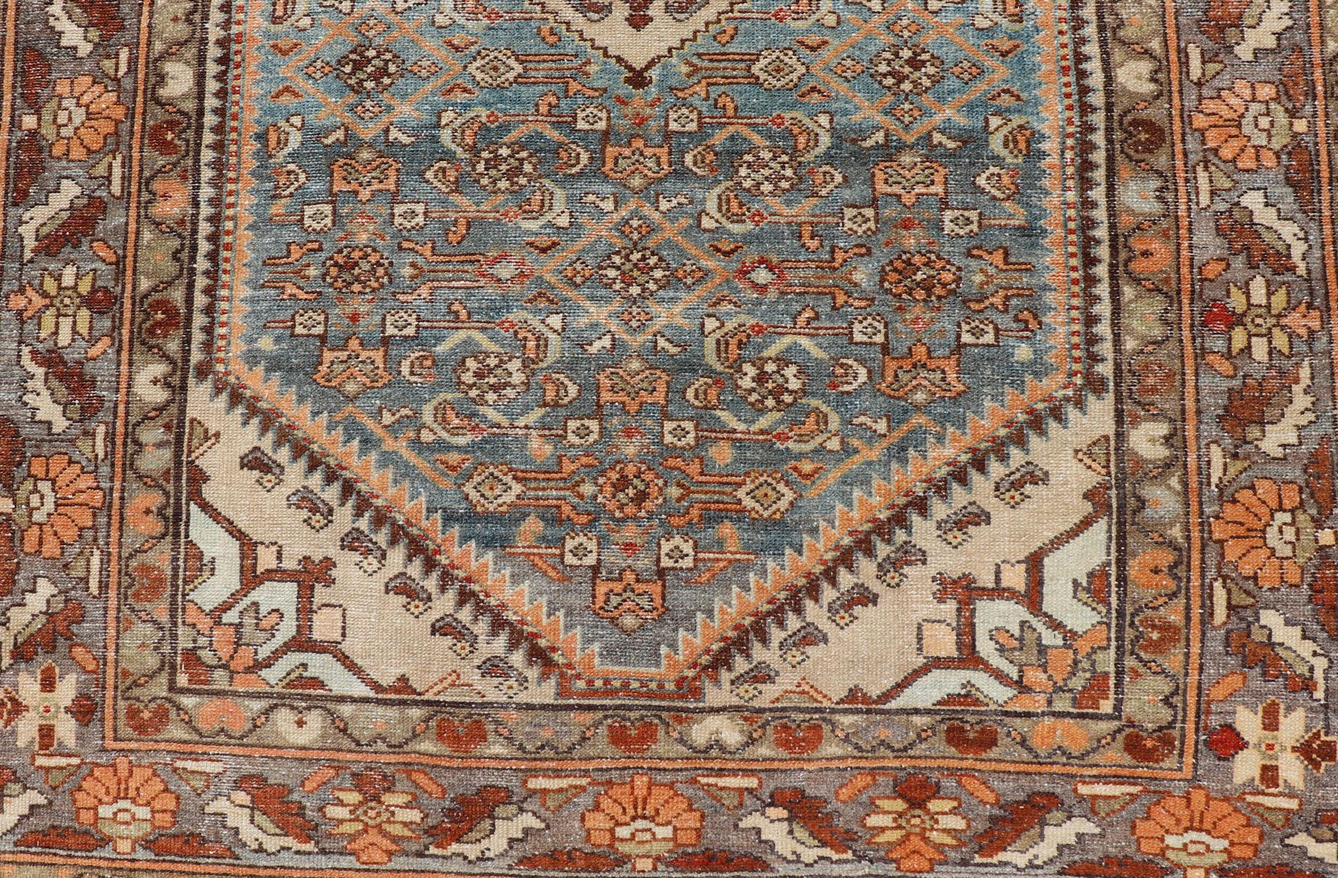 Antiker persischer Hamadan-Teppich mit zentralem Medaillon und subgeometrisch geblümtem Design, antik im Angebot 1