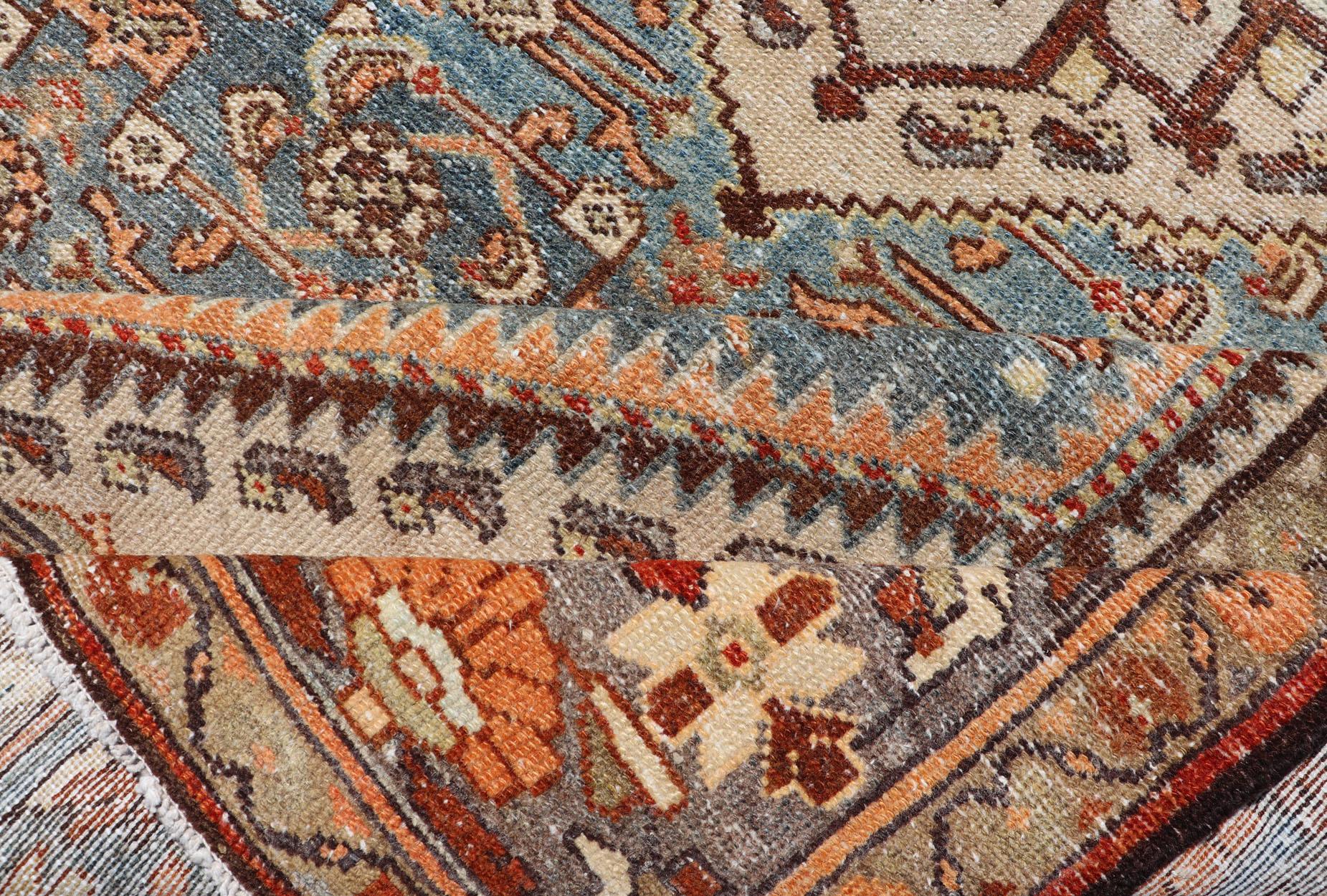 Antiker persischer Hamadan-Teppich mit zentralem Medaillon und subgeometrisch geblümtem Design, antik im Angebot 5