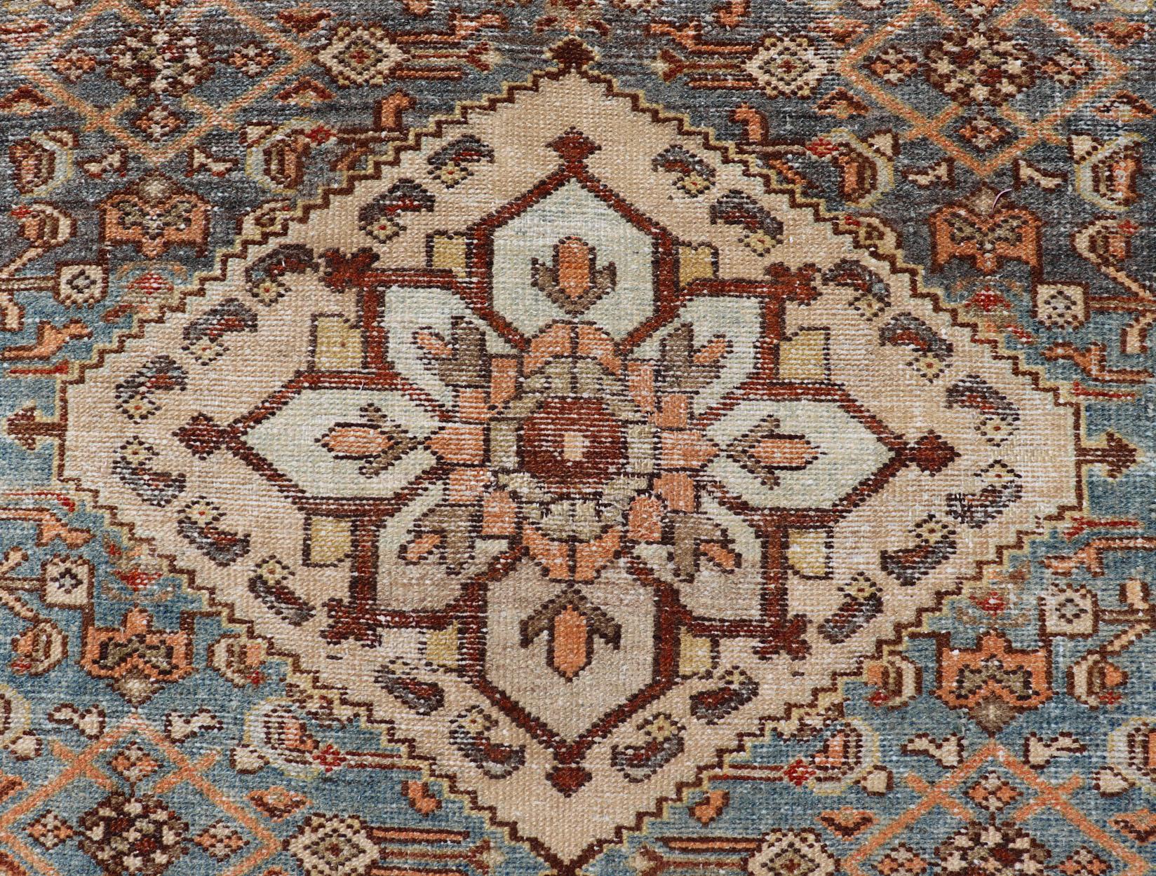 Antiker persischer Hamadan-Teppich mit zentralem Medaillon und subgeometrisch geblümtem Design, antik (Handgeknüpft) im Angebot