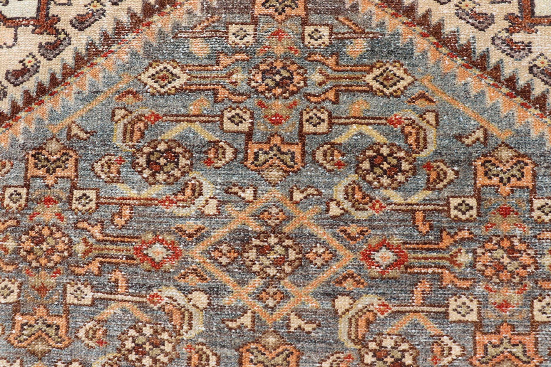 Antiker persischer Hamadan-Teppich mit zentralem Medaillon und subgeometrisch geblümtem Design, antik im Zustand „Gut“ im Angebot in Atlanta, GA
