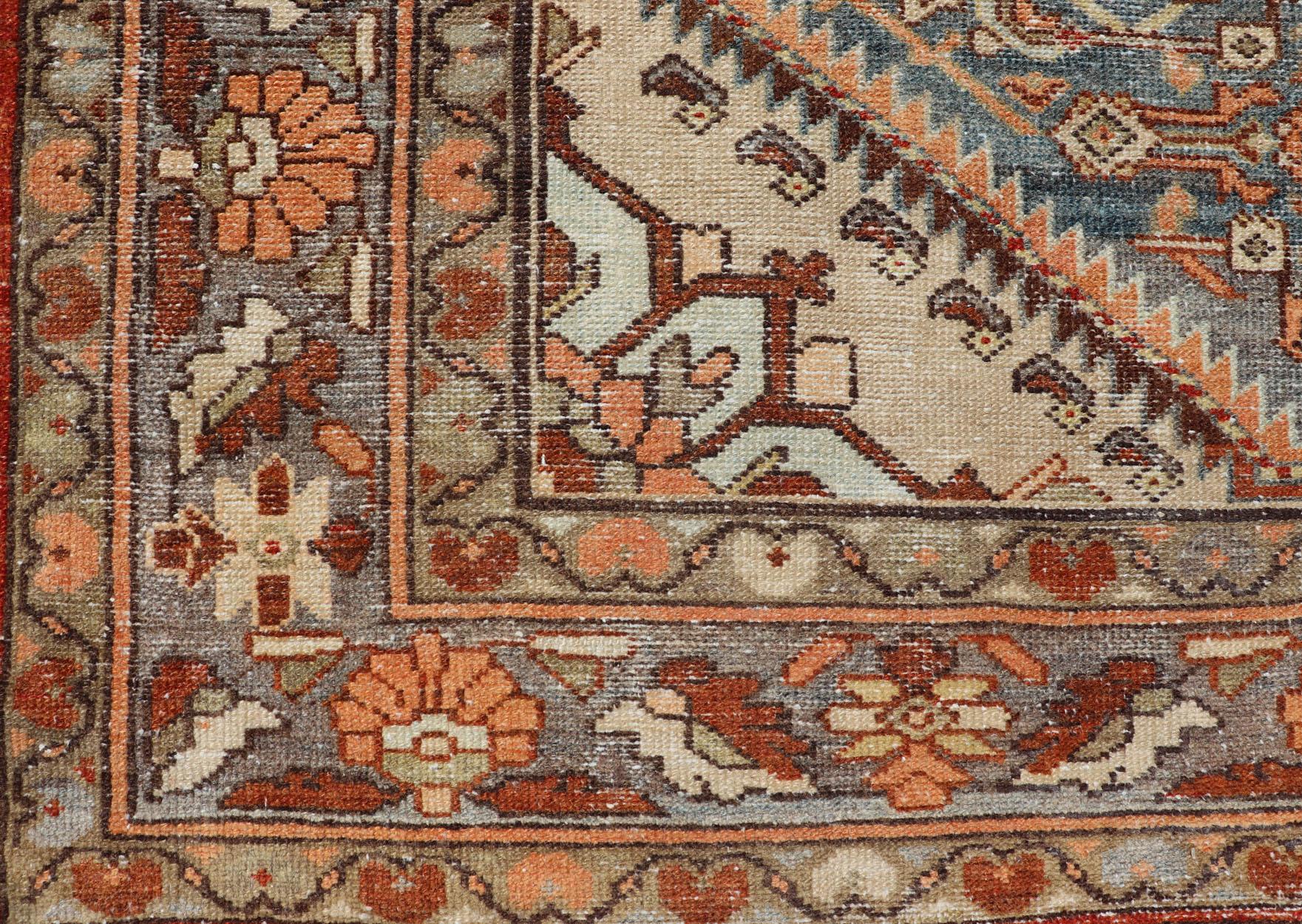 Antiker persischer Hamadan-Teppich mit zentralem Medaillon und subgeometrisch geblümtem Design, antik (Wolle) im Angebot