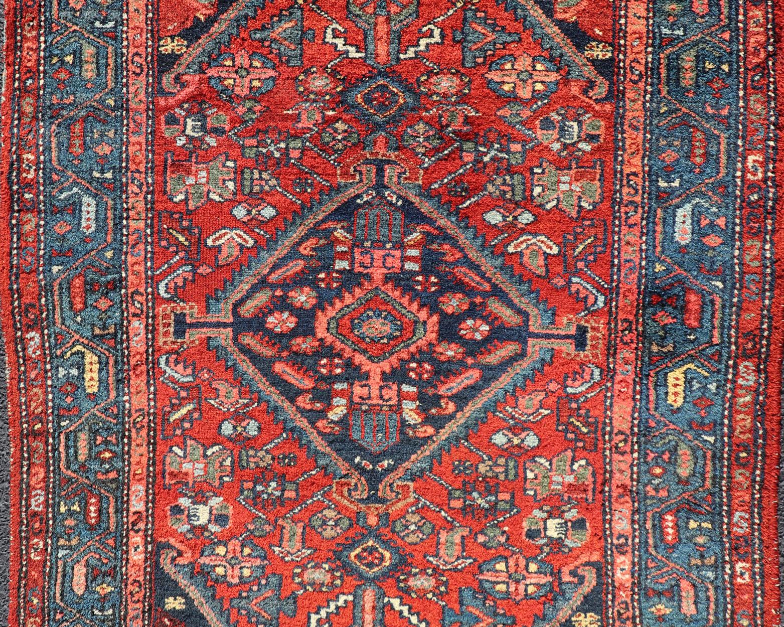 Malayer Tapis persan ancien Hamadan avec un motif de médaillon géométrique coloré en vente