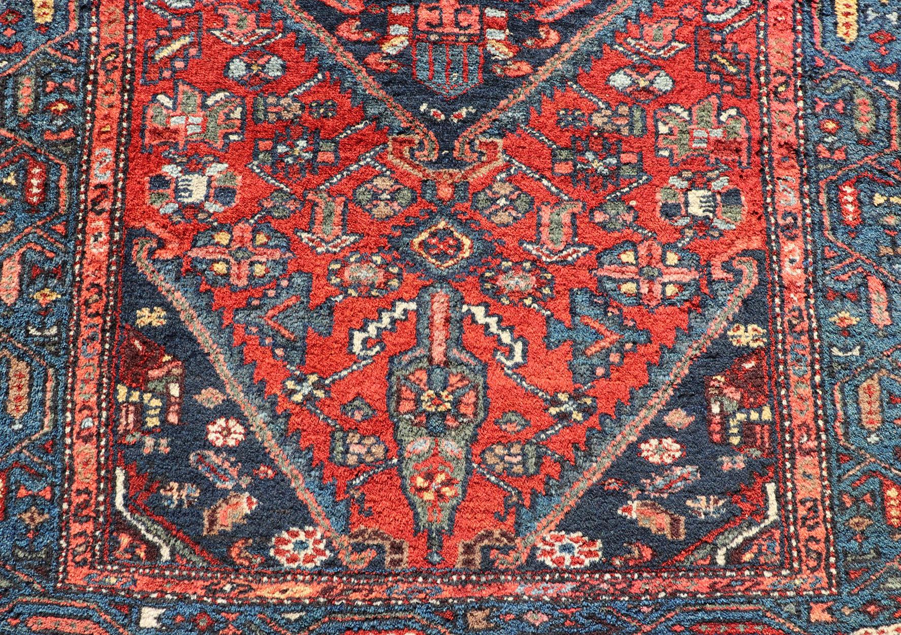 Noué à la main Tapis persan ancien Hamadan avec un motif de médaillon géométrique coloré en vente