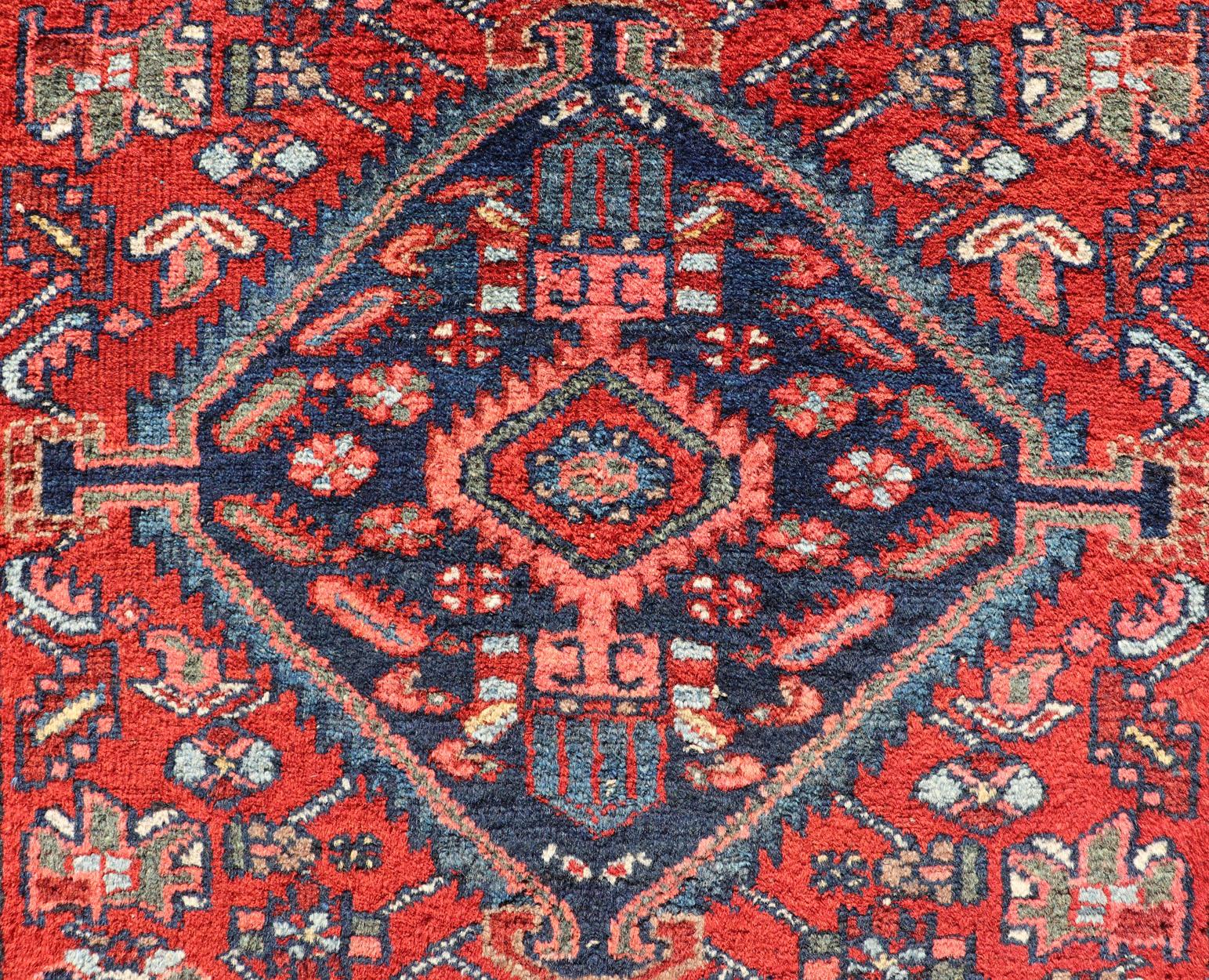 Laine Tapis persan ancien Hamadan avec un motif de médaillon géométrique coloré en vente