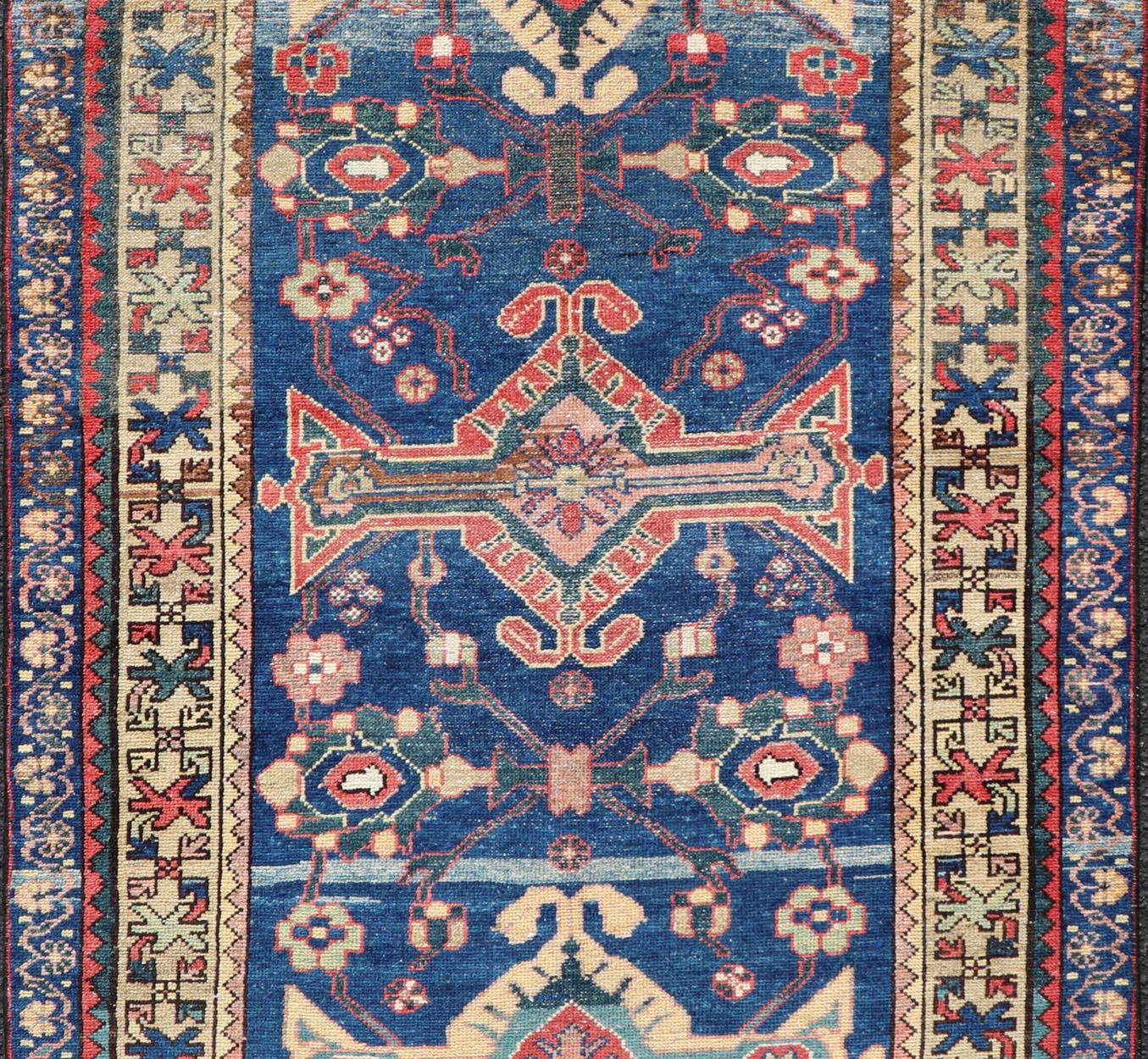 Antiker persischer Hamadan-Teppich mit farbenfrohem geometrischem Medaillon auf blauem Feld im Angebot 1