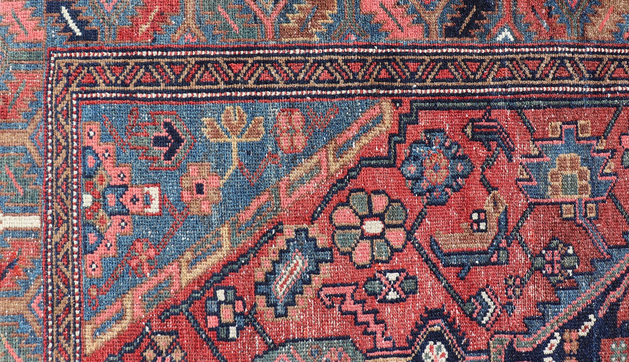Noué à la main Tapis persan ancien Hamadan avec médaillon géométrique coloré sur fond rouge en vente