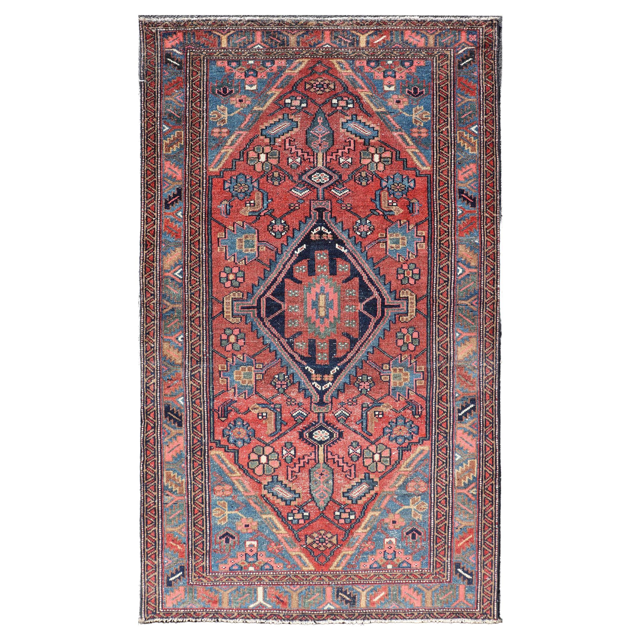 Antiker persischer Hamadan-Teppich mit farbenfrohem geometrischem Medaillon auf rotem Hintergrund