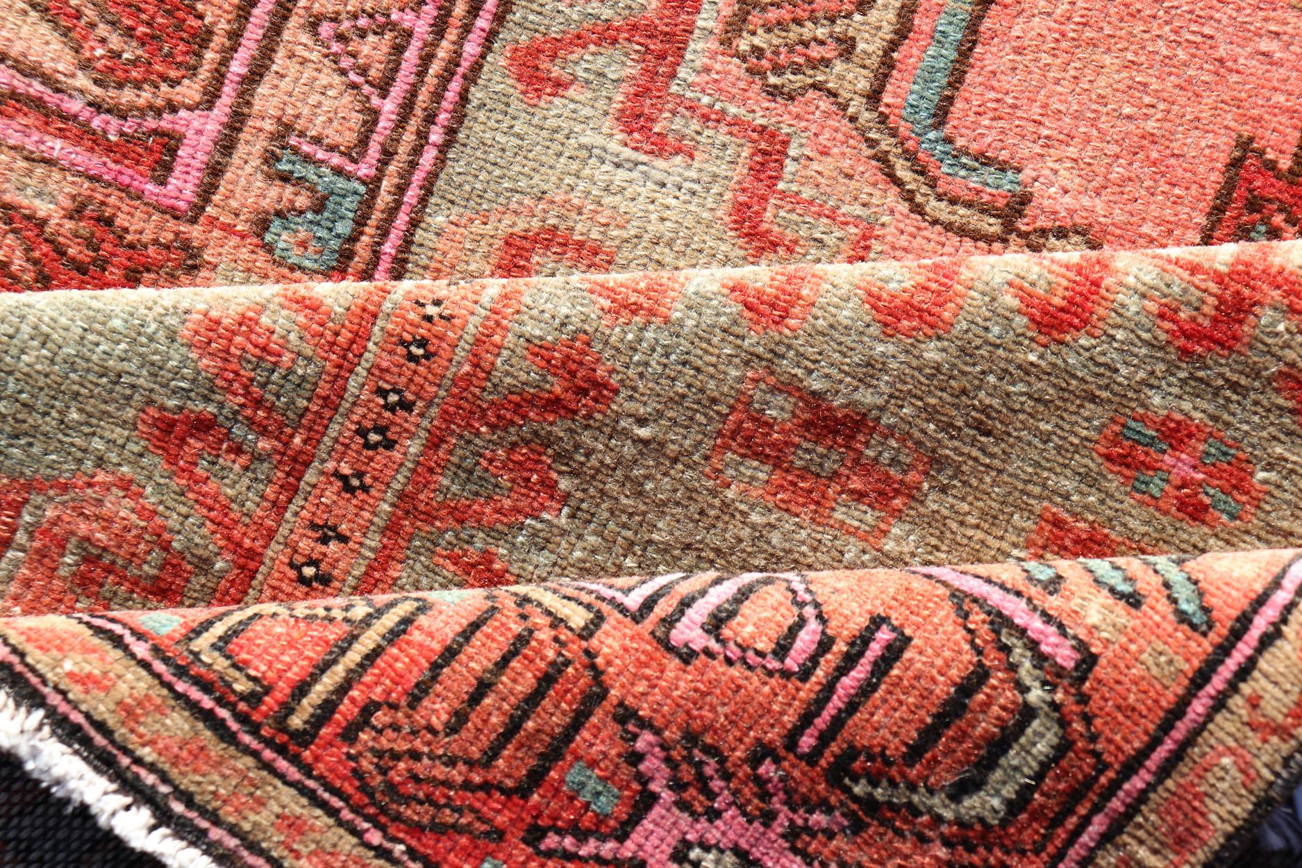 Antiker persischer Hamadan-Teppich mit bunten geometrischen Medaillons und hellgrünen Motiven im Angebot 2
