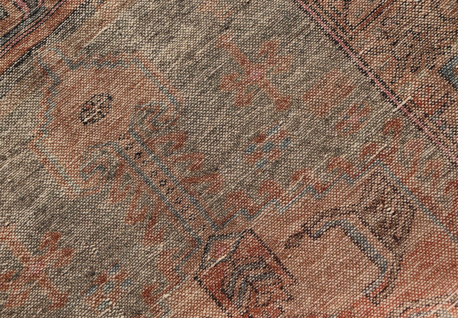 Antiker persischer Hamadan-Teppich mit bunten geometrischen Medaillons und hellgrünen Motiven im Angebot 3