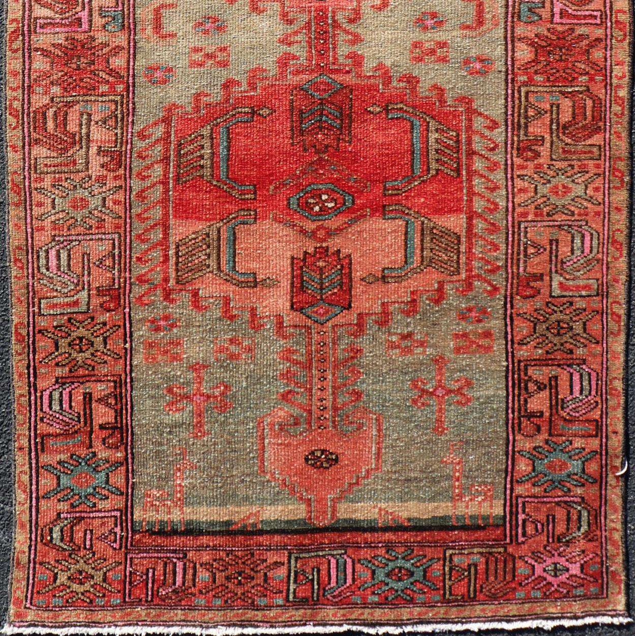 Maße: 3'1 x 6'4 
Antiker persischer Hamadan Teppich mit buntem geometrischem Medaillon in Hellgrün. Keivan Woven Arts / Teppich EN-14482, Herkunftsland / Art: Iran / Hamadan, um 1930.
Dieser antike persische Hamadan-Teppich (etwa Anfang des 20.