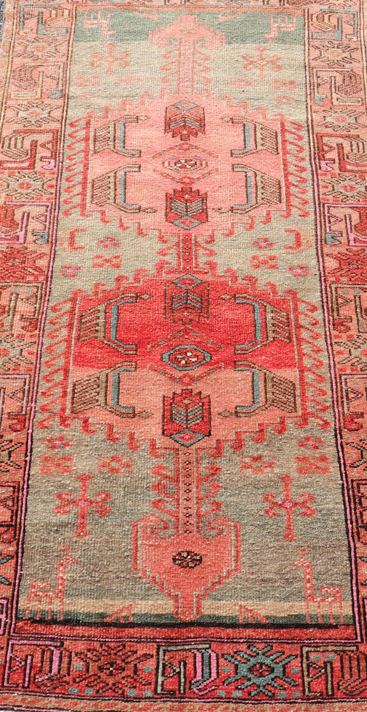 Antiker persischer Hamadan-Teppich mit bunten geometrischen Medaillons und hellgrünen Motiven (Malayer) im Angebot