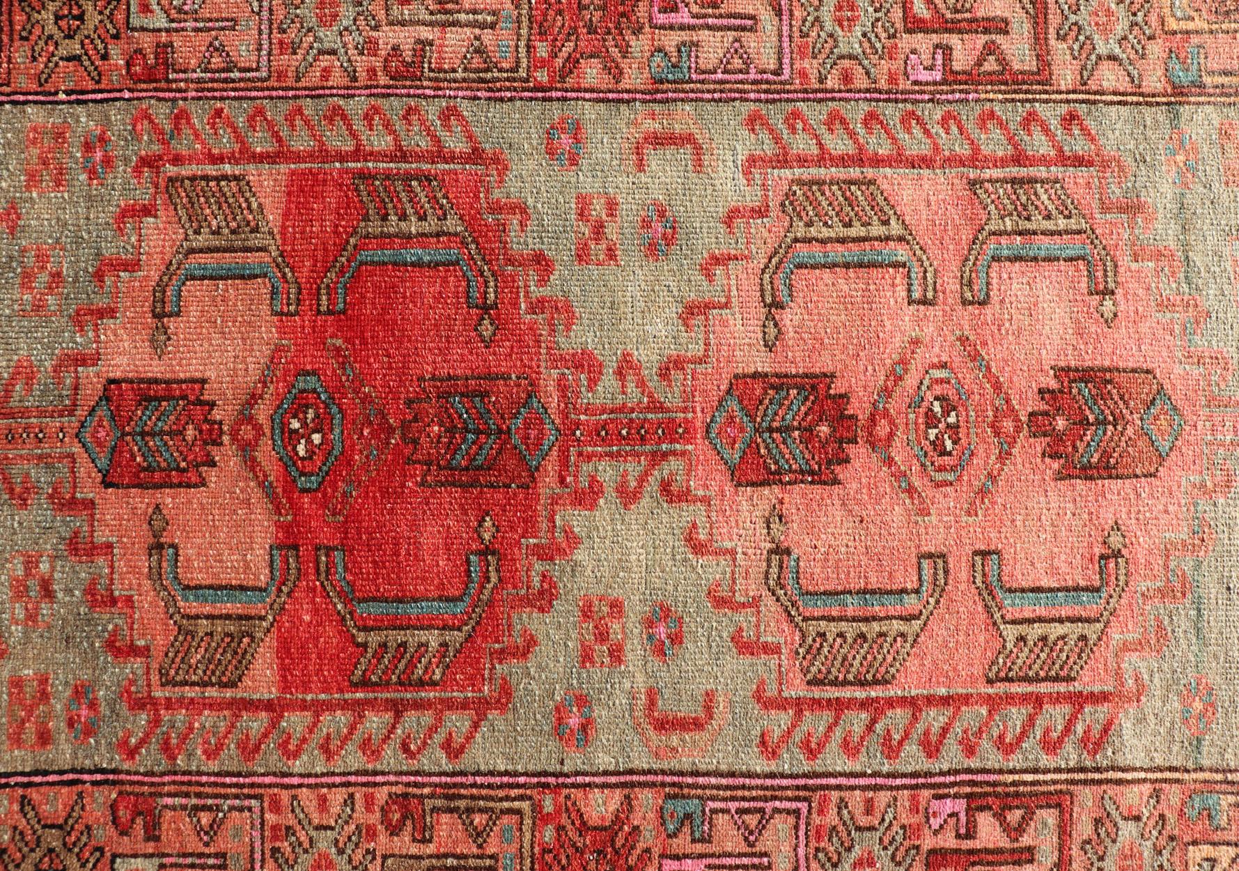 Antiker persischer Hamadan-Teppich mit bunten geometrischen Medaillons und hellgrünen Motiven (Handgeknüpft) im Angebot