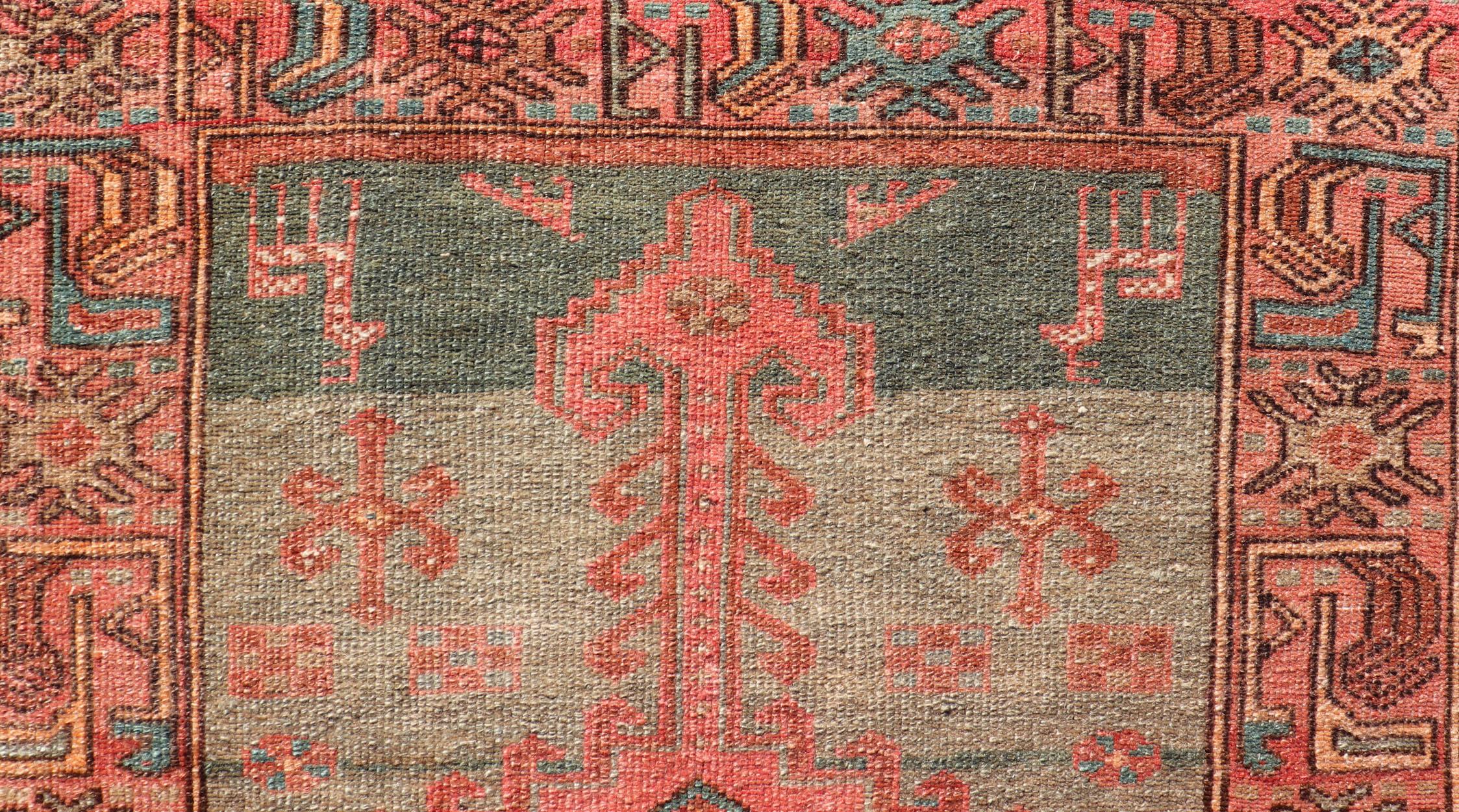 Antiker persischer Hamadan-Teppich mit bunten geometrischen Medaillons und hellgrünen Motiven im Zustand „Gut“ im Angebot in Atlanta, GA