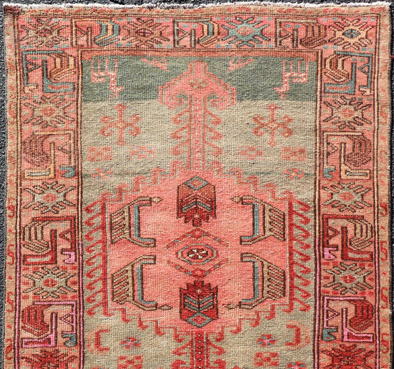 Antiker persischer Hamadan-Teppich mit bunten geometrischen Medaillons und hellgrünen Motiven (Wolle) im Angebot