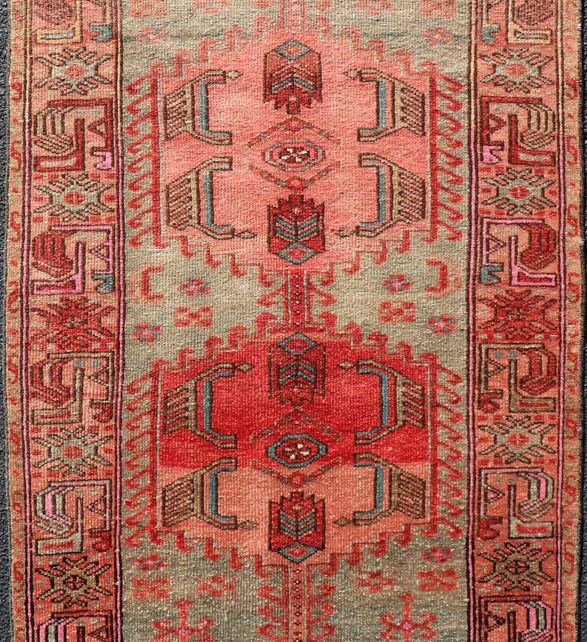 Antiker persischer Hamadan-Teppich mit bunten geometrischen Medaillons und hellgrünen Motiven im Angebot 1