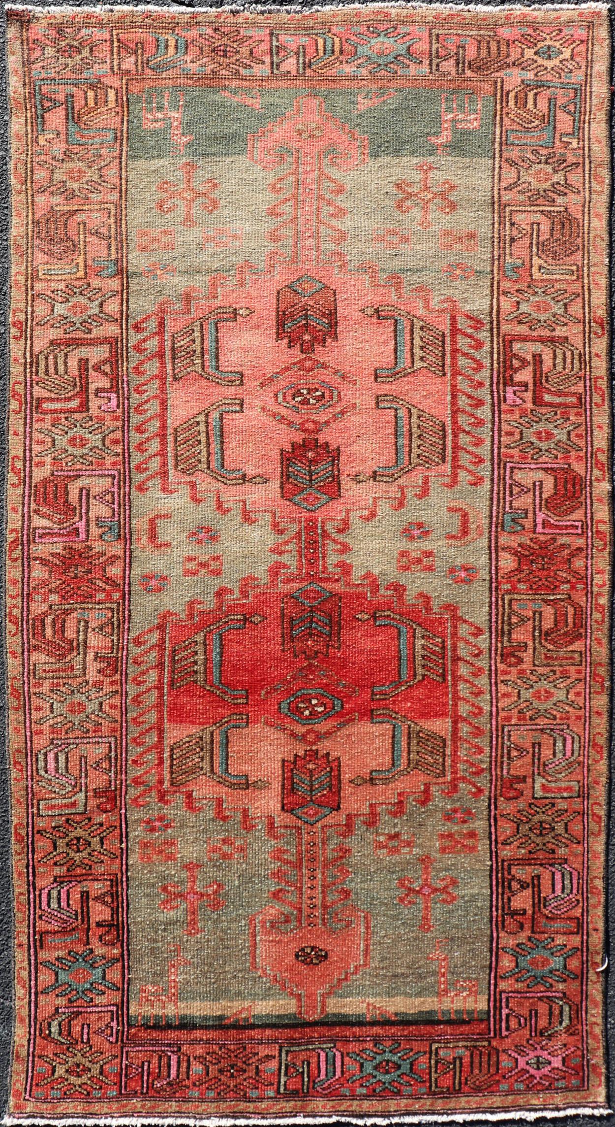 Antiker persischer Hamadan-Teppich mit bunten geometrischen Medaillons und hellgrünen Motiven im Angebot