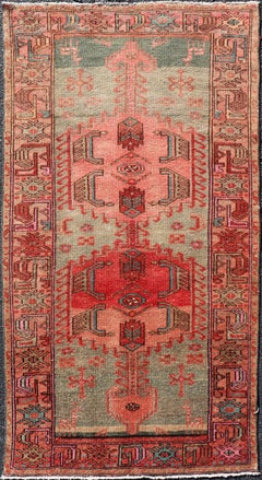 Antiker persischer Hamadan-Teppich mit bunten geometrischen Medaillons und hellgrünen Motiven