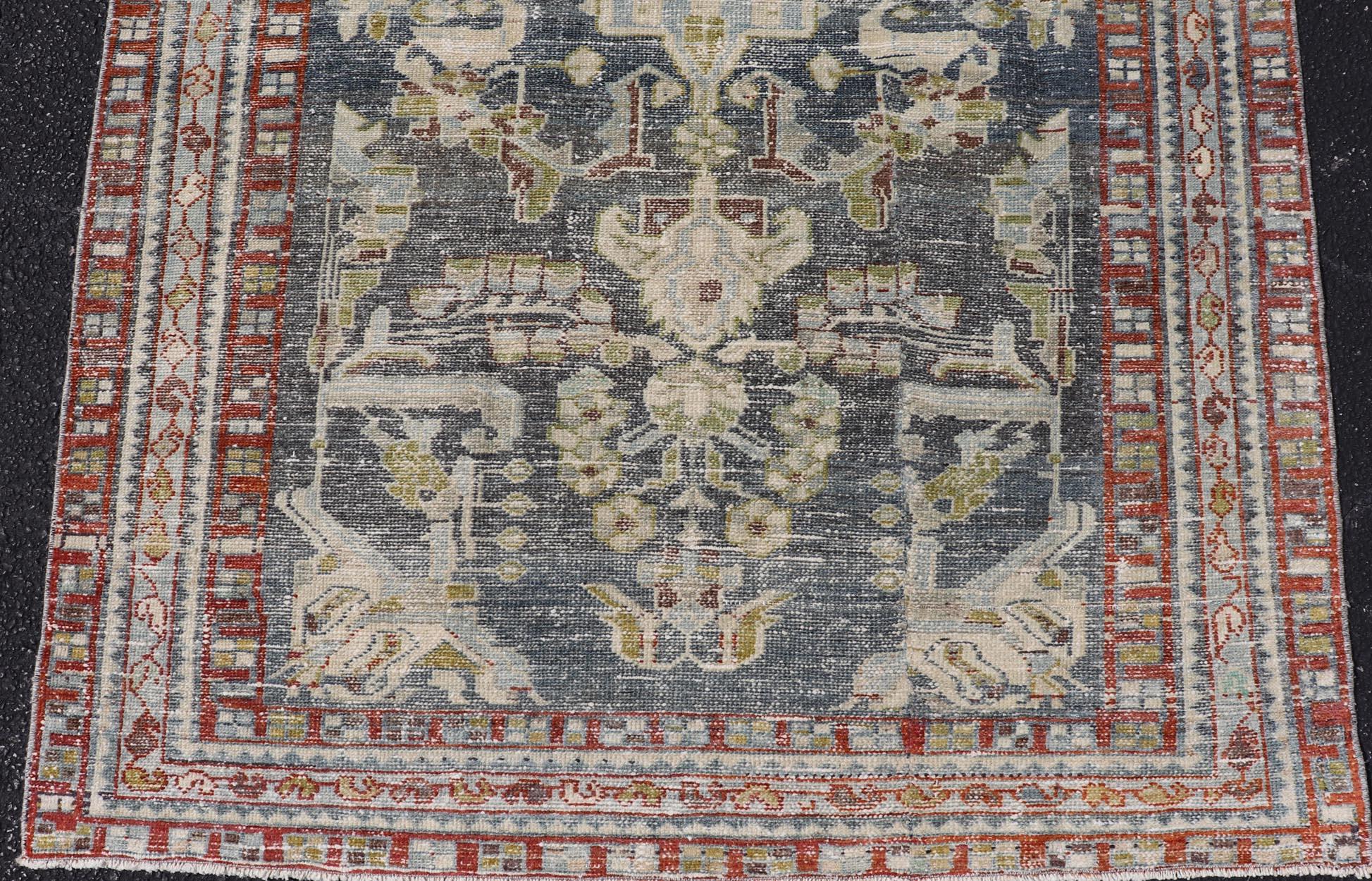 Antiker persischer Hamadan-Teppich aus Persien mit elegantem floralem und geometrischem Design 4'0