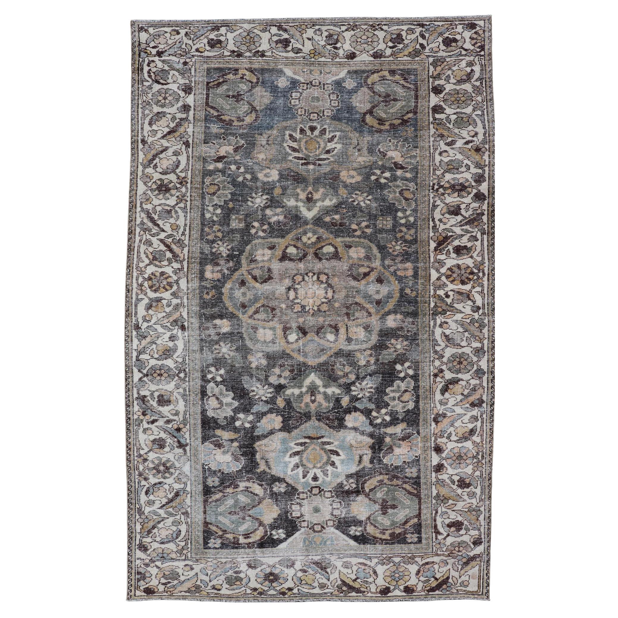 Tapis persan ancien Hamadan avec motif floral dans des tons terreux 5'1"x8'7" en vente