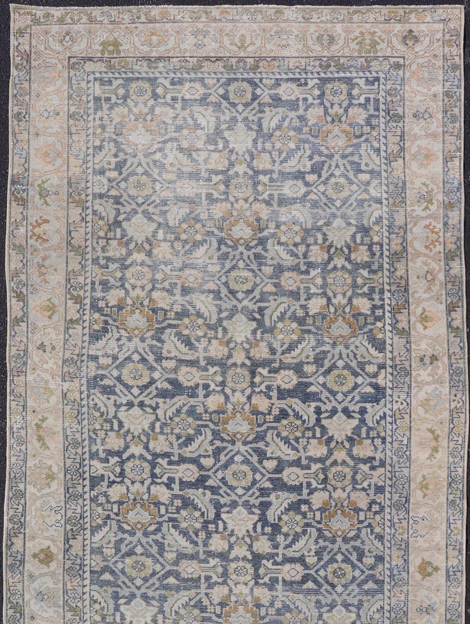 Mesures : 5'1 x 11'9
Ancien tapis persan Hamadan Gallery avec des motifs floraux dans des bleus doux et des crèmes 5'1 X 11'9. Keivan Woven Arts/ tapis/EMB-22271, pays d'origine / type : Iran / Hamadan, circa 1920.

Cet élégant tapis ancien de la