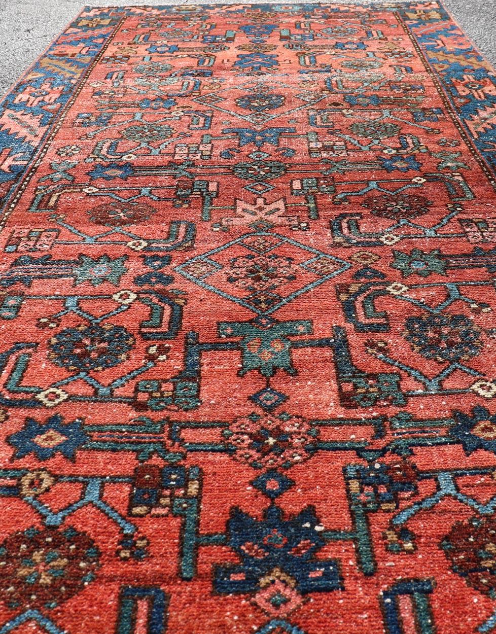 Maße: 3'1 x 7'0 
Antiker persischer Hamadan-Teppich mit geometrischem Stammesdesign 3'1 x 7'0. Keivan Woven Arts/ Teppich/ EMB-22149, Herkunftsland / Typ: Iran / Hamadan, um 1920.

Dieser auffällige antike persische Hamadan-Teppich zeigt ein