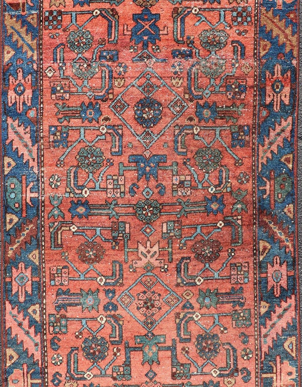 Antiker persischer Hamadan-Teppich mit geometrischem Stammesmuster aus Persien 3'1 x 7'0 im Zustand „Gut“ im Angebot in Atlanta, GA